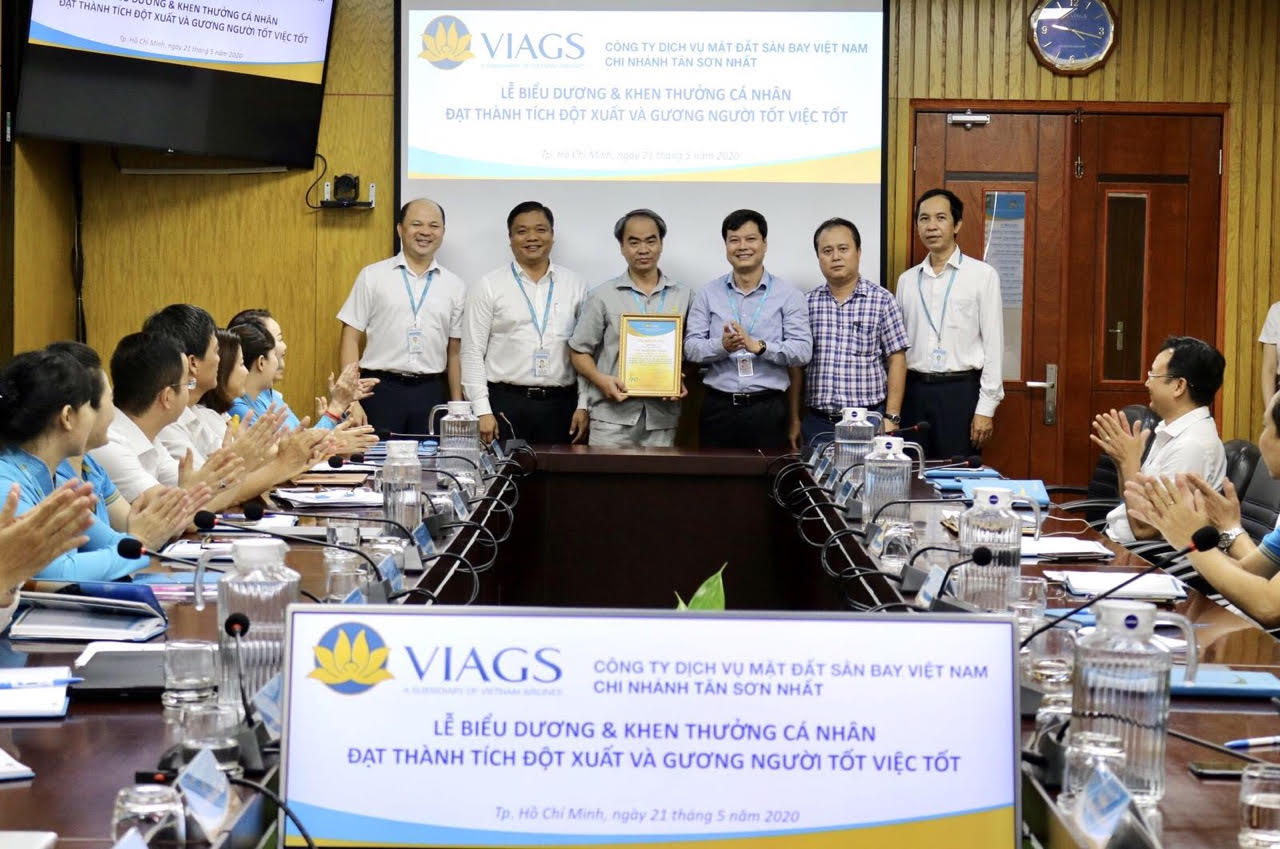 VIAGS TÂN SƠN NHẤT BIỂU DƯƠNG KHEN THƯỞNG CÁ NHÂN PHÁT HIỆN VÀ TRẢ LẠI HƠN 50 TRIỆU ĐỒNG CHO HÀNH KHÁCH TRÊN CHUYẾN BAY VIETNAM AIRLINES