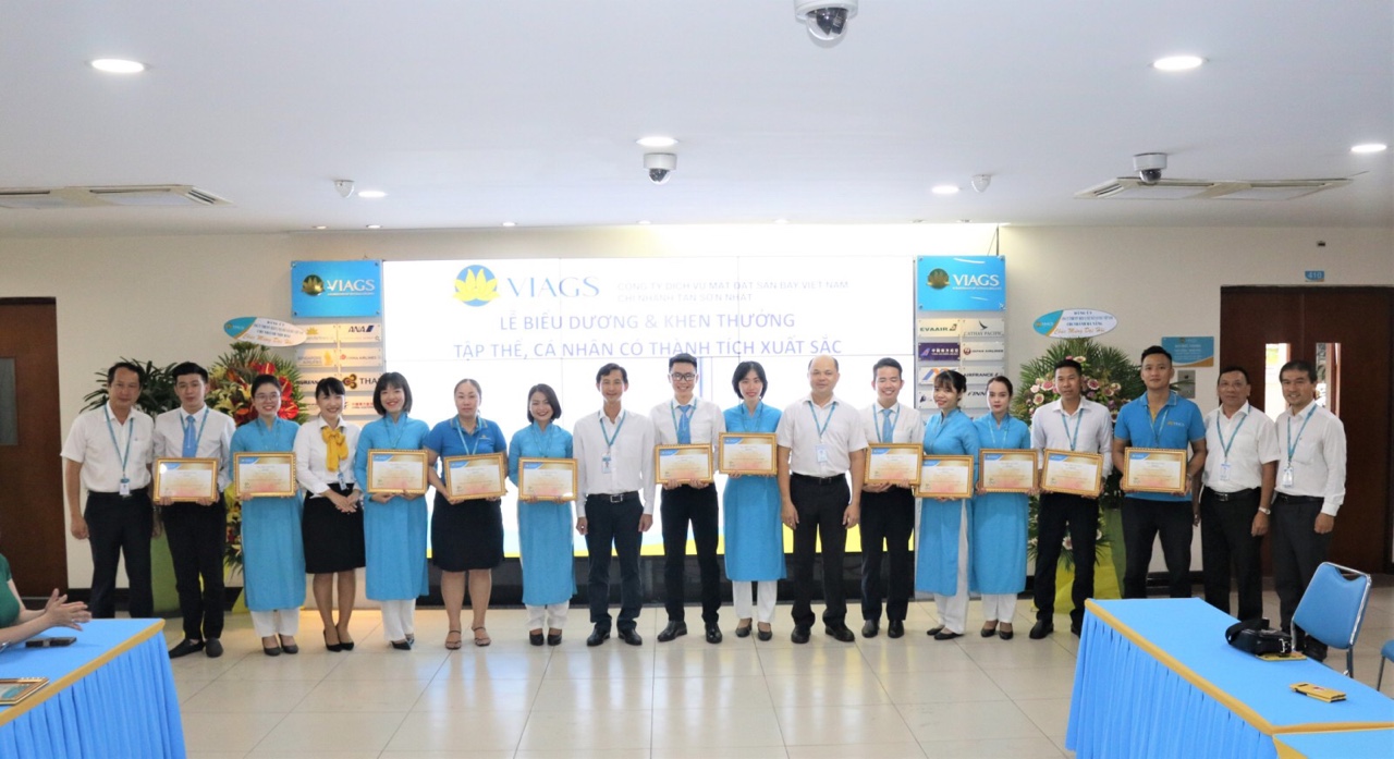 VIAGS TSN TỔ CHỨC LỄ BIỂU DƯƠNG, KHEN THƯỞNG CHO 01 TẬP THỂ VÀ 06 CÁ NHÂN TIÊU BIỂU TRONG CÔNG TÁC PHỤC VỤ BAY, 01 TẤM GƯƠNG NGƯỜI TỐT VIỆC TỐT VÀ 20 CÁ NHÂN ĐẠT THÀNH TÍCH XUẤT SẮC TRONG CUỘC THI “VNAERATHOME”
