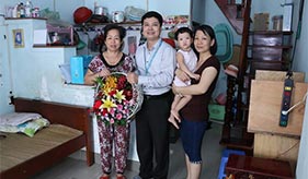 VIAGS TÂN SƠN NHẤT THĂM HỎI GIA ĐÌNH LIỆT SĨ CÓ HOÀN CẢNH KHÓ KHĂN