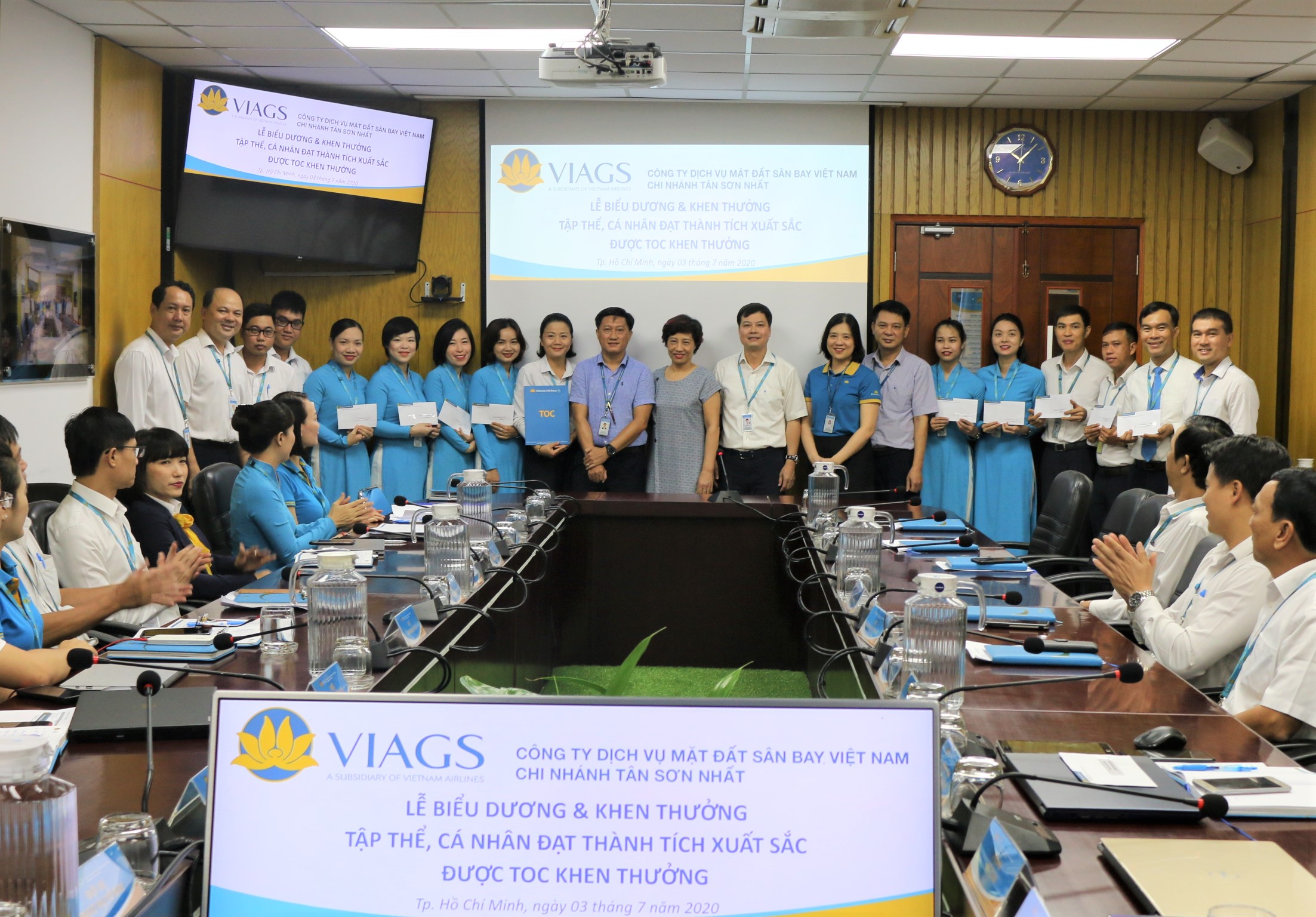 TRUNG TÂM KHAI THÁC TÂN SƠN NHẤT KHEN THƯỞNG 3 TẬP THỂ VÀ 13 CÁ NHÂN VIAGS TSN ĐẠT THÀNH TÍCH XUẤT SẮC