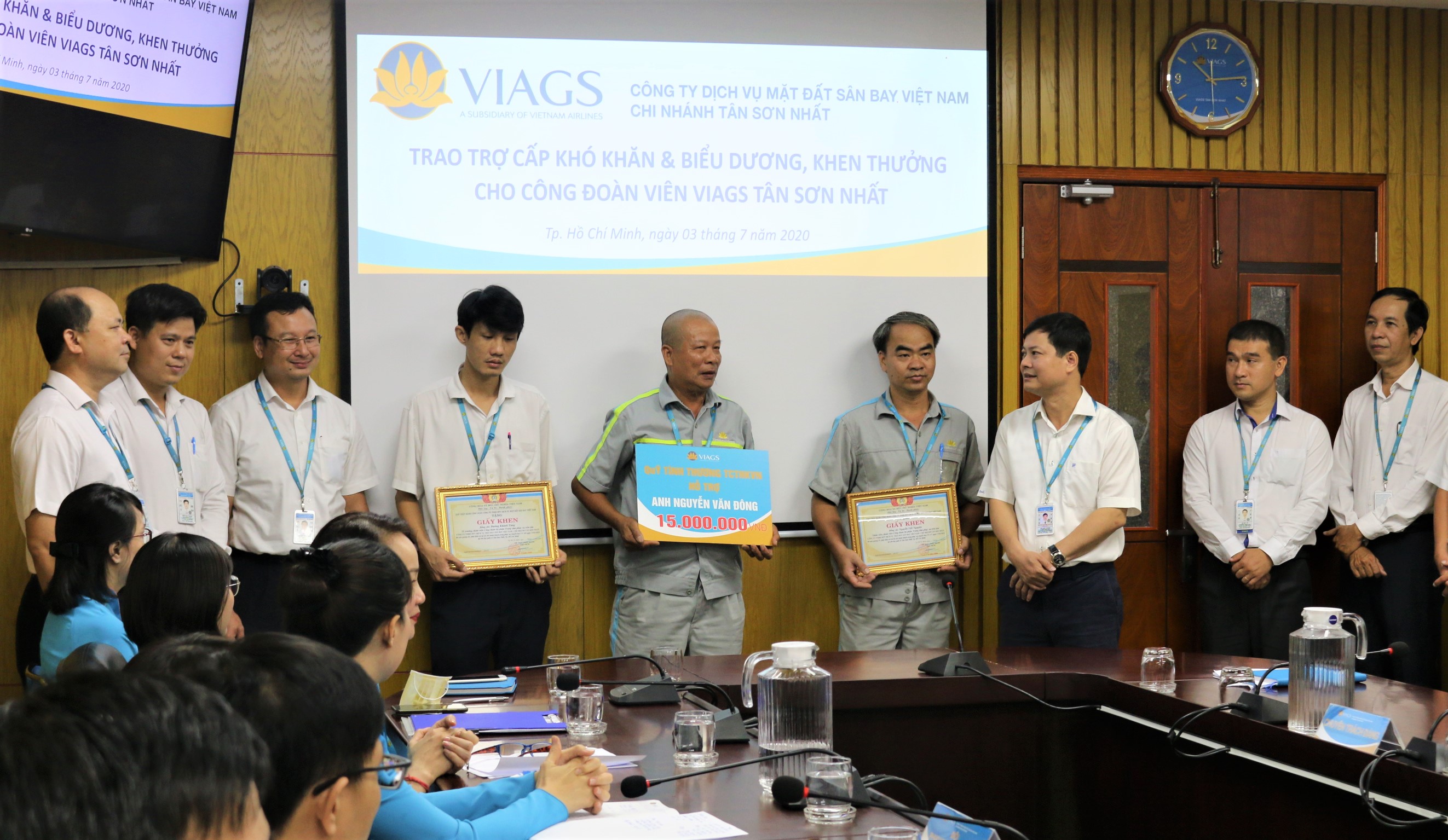 VIAGS TÂN SƠN NHẤT TRAO TRỢ CẤP TỪ QUỸ TÌNH THƯƠNG TCT HKVN VÀ KHEN THƯỞNG CỦA CÔNG ĐOÀN CÔNG TY CHO 4 CÔNG ĐOÀN VIÊN VIAGS TÂN SƠN NHẤT