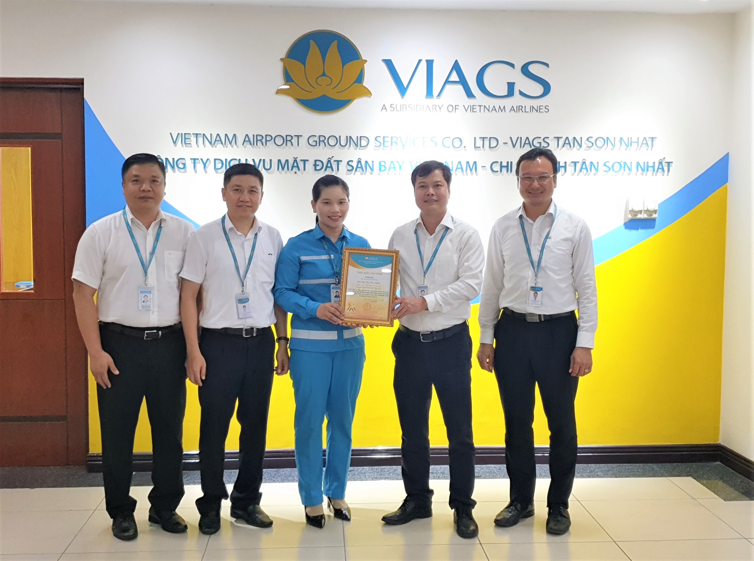 VIAGS TÂN SƠN NHẤT KHEN THƯỞNG NHÂN VIÊN NHẶT TÀI SẢN GẦN 35 TRIỆU ĐỒNG TRẢ LẠI HÀNH KHÁCH TRÊN CHUYẾN BAY VIETNAM AIRLINES