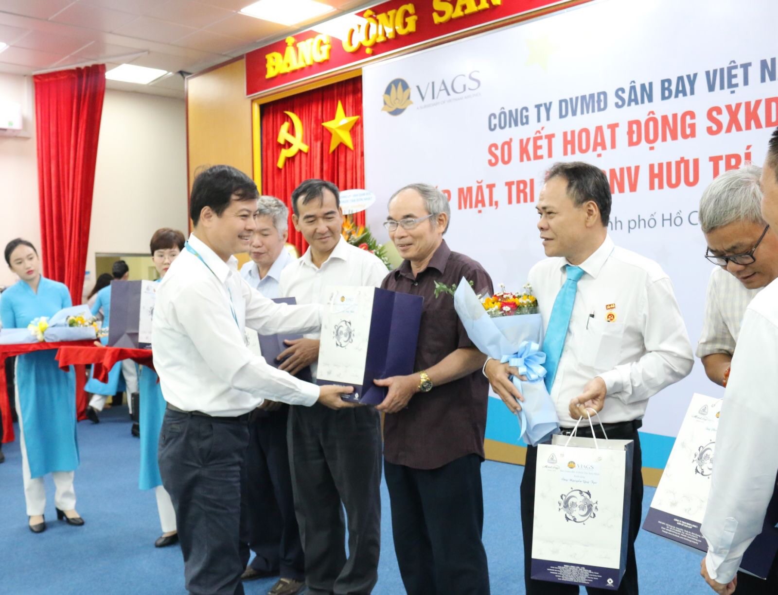 VIAGS TÂN SƠN NHẤT TỔ CHỨC LỄ TRAO HUY HIỆU 40 NĂM TUỔI ĐẢNG, SƠ KẾT HOẠT ĐỘNG SẢN XUẤT KINH DOANH 6 THÁNG ĐẦU NĂM 2020 VÀ HOẠT ĐỘNG KỶ NIỆM 73 NĂM NGÀY THƯƠNG BINH – LIỆT SỸ