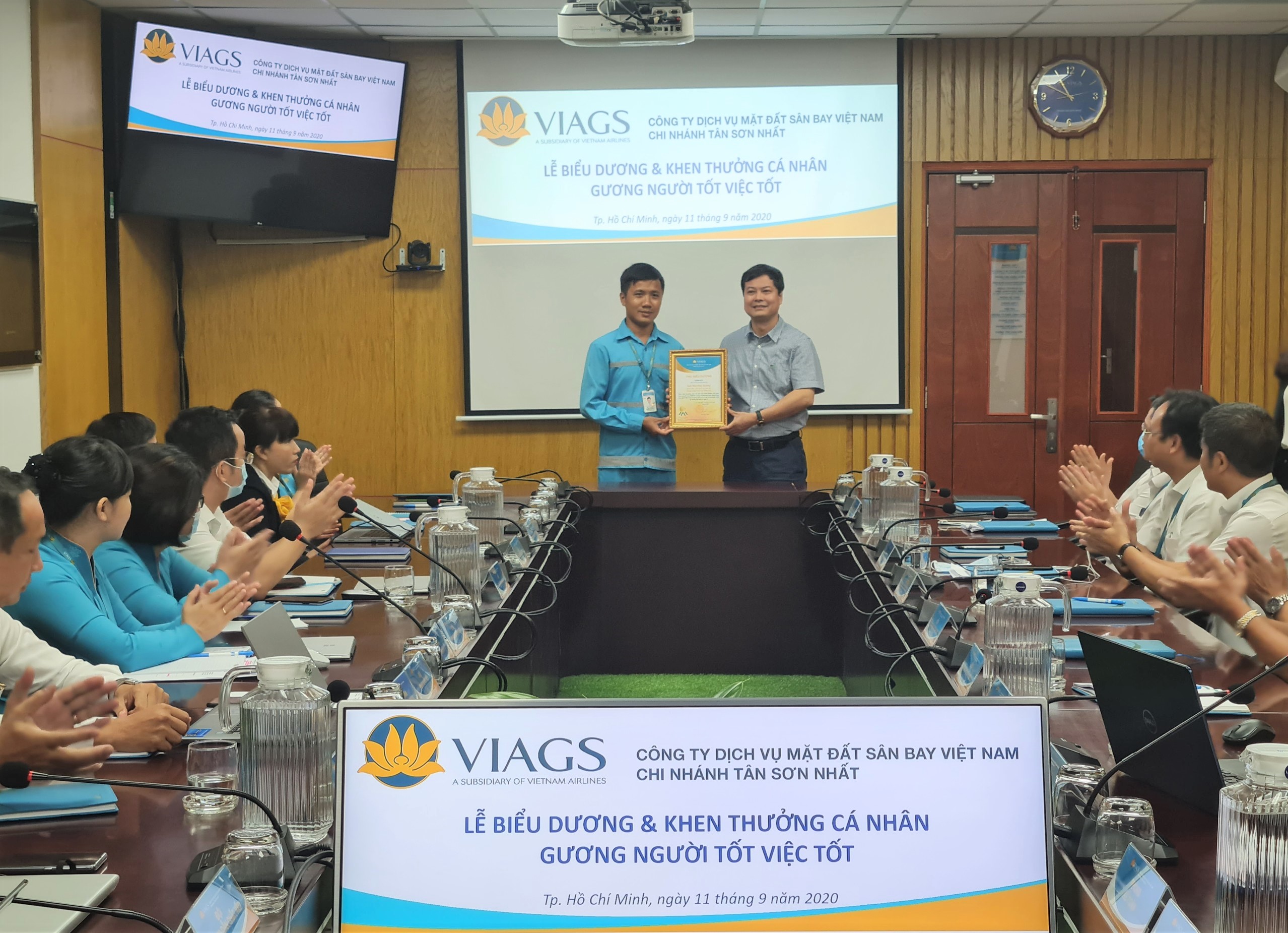 VIAGS TÂN SƠN NHẤT KHEN THƯỞNG NHÂN VIÊN TRAO TRẢ TÀI SẢN GẦN 54 TRIỆU ĐỒNG CHO KHÁCH TRÊN CHUYẾN BAY VIETNAM AIRLINES