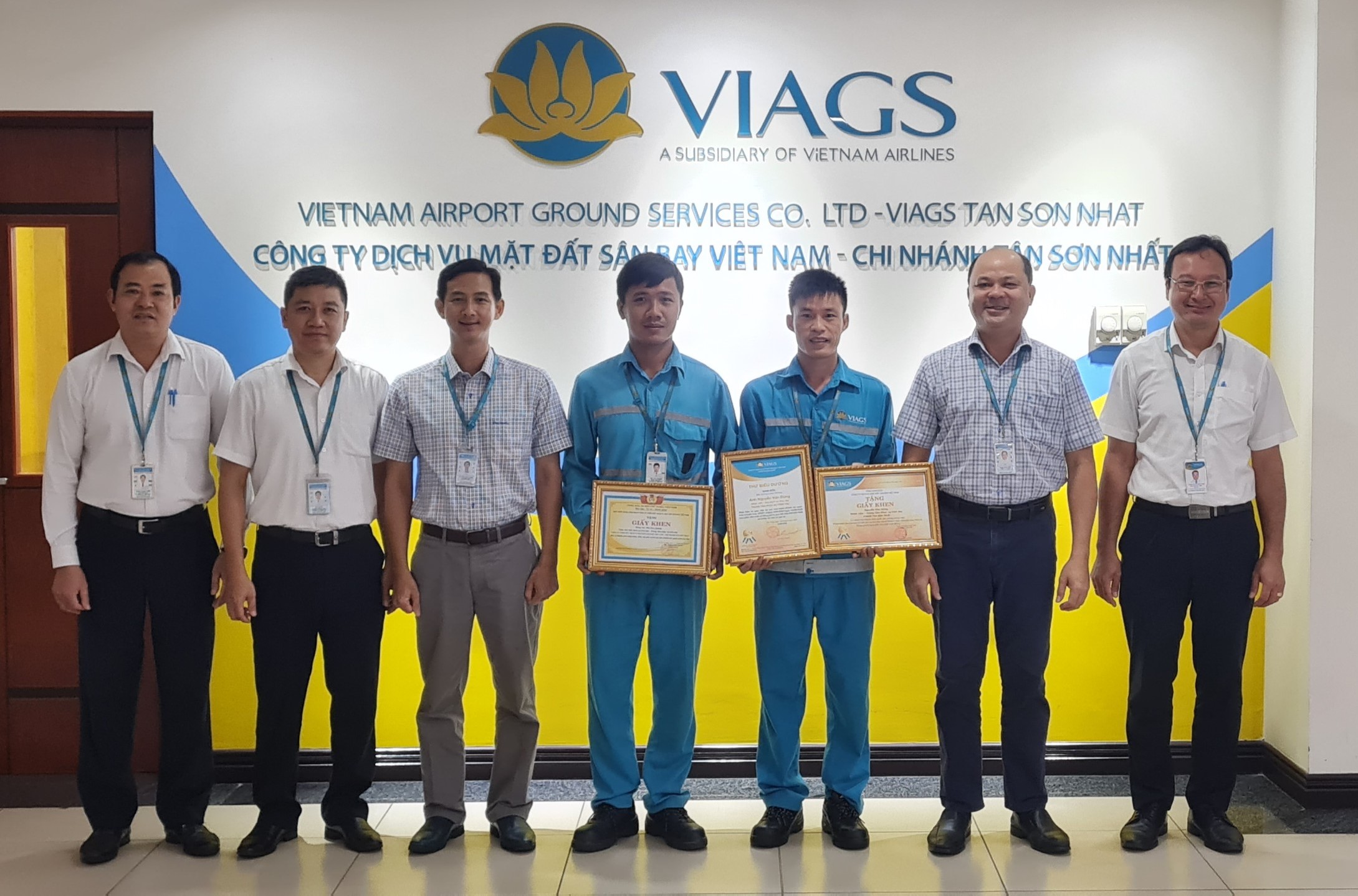 LỄ KHEN THƯỞNG 2 NHÂN VIÊN VIAGS TÂN SƠN NHẤT TRAO TRẢ TÀI SẢN GẦN 339 TRIỆU ĐỒNG CHO KHÁCH TRÊN CHUYẾN BAY VIETNAM AIRLINES