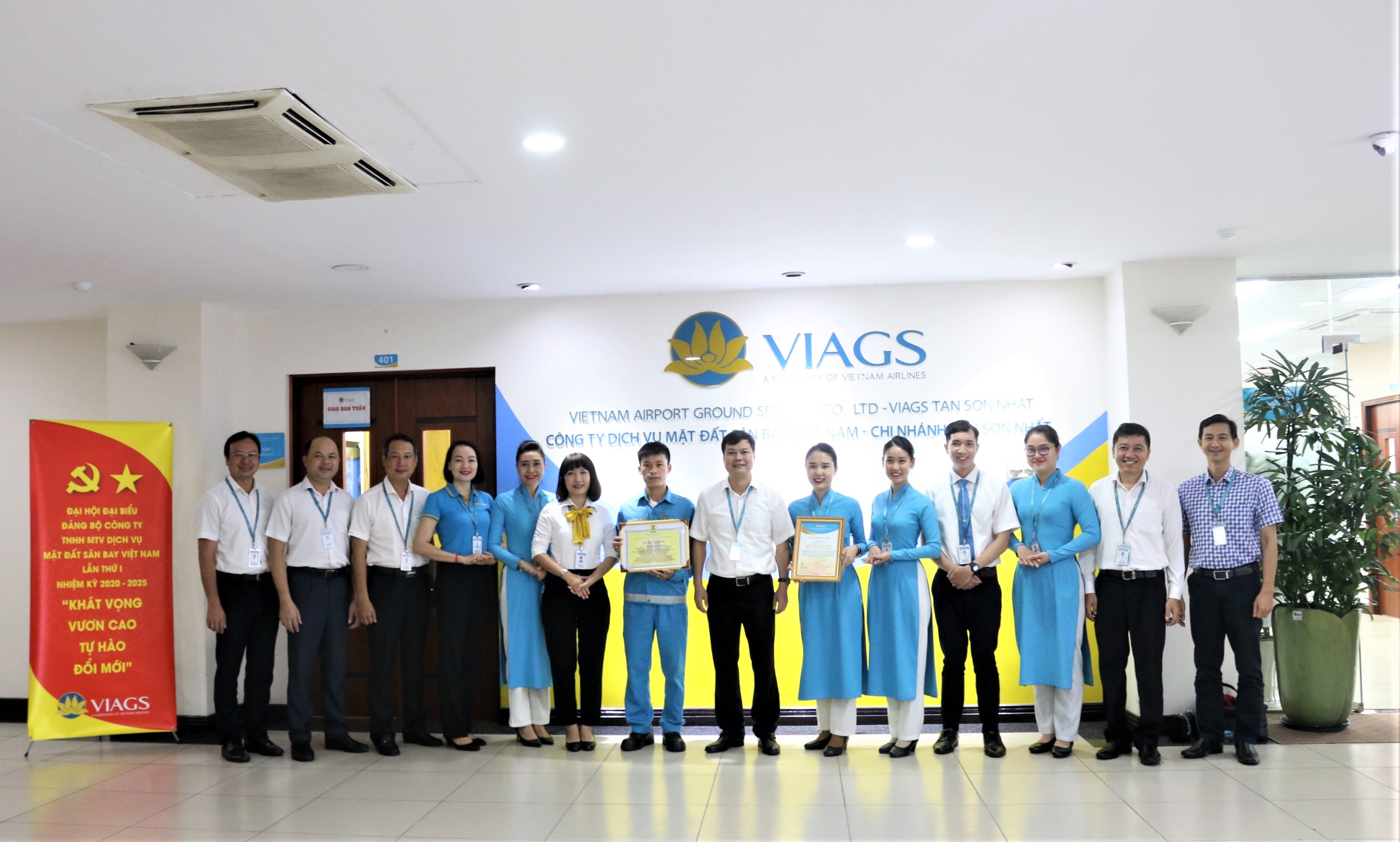 VIAGS TÂN SƠN NHẤT BIỂU DƯƠNG TẬP THỂ XUẤT SẮC VÀ GƯƠNG NGƯỜI TỐT VIỆC TỐT TRAO TRẢ TÀI SẢN 285 TRIỆU ĐỒNG ĐƯỢC CÔNG ĐOÀN TCT HKVN KHEN THƯỞNG