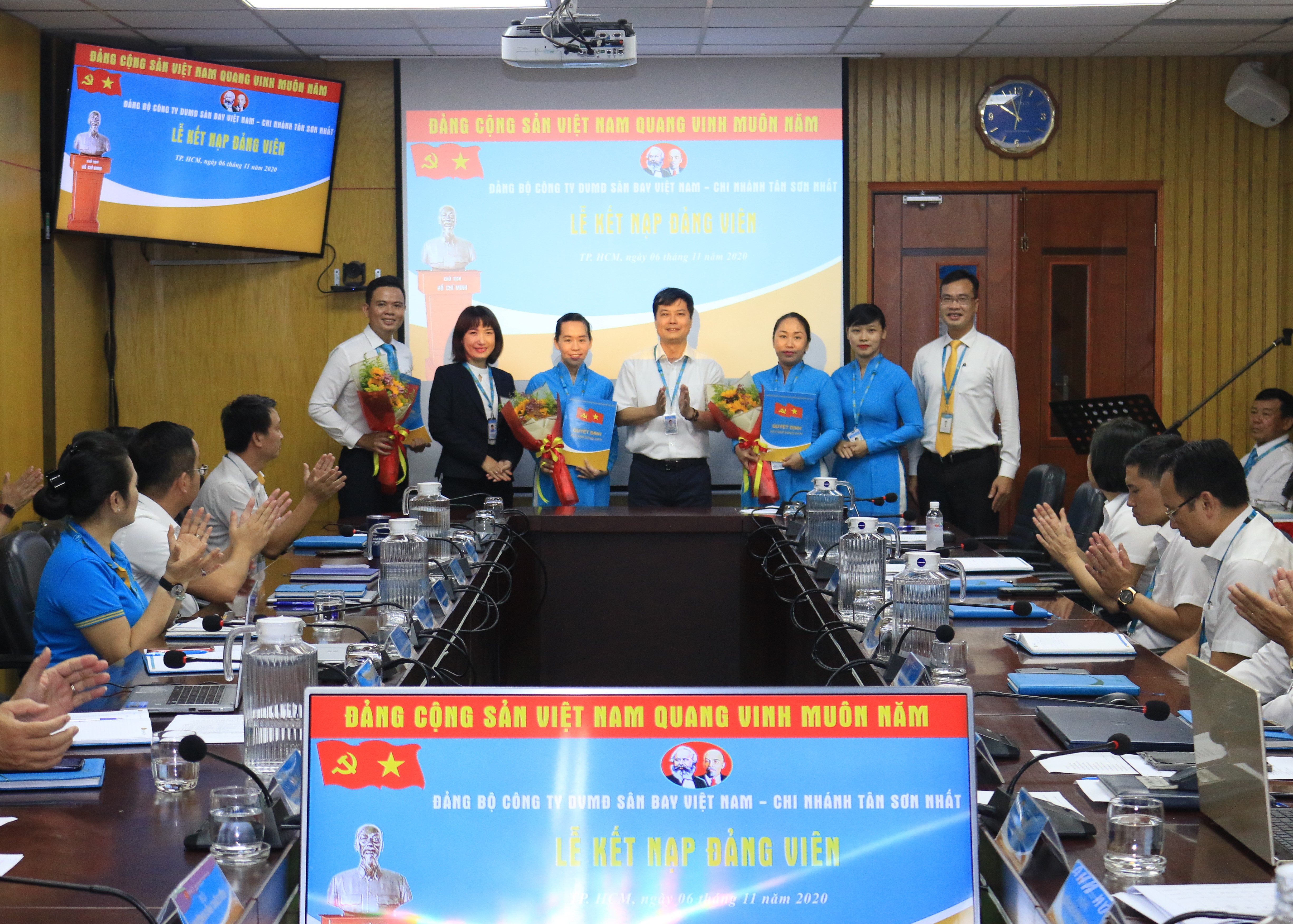 VIAGS TÂN SƠN NHẤT LONG TRỌNG TỔ CHỨC LỄ KẾT NẠP ĐẢNG VIÊN MỚI VÀ TRAO HUY HIỆU 30 NĂM TUỔI ĐẢNG