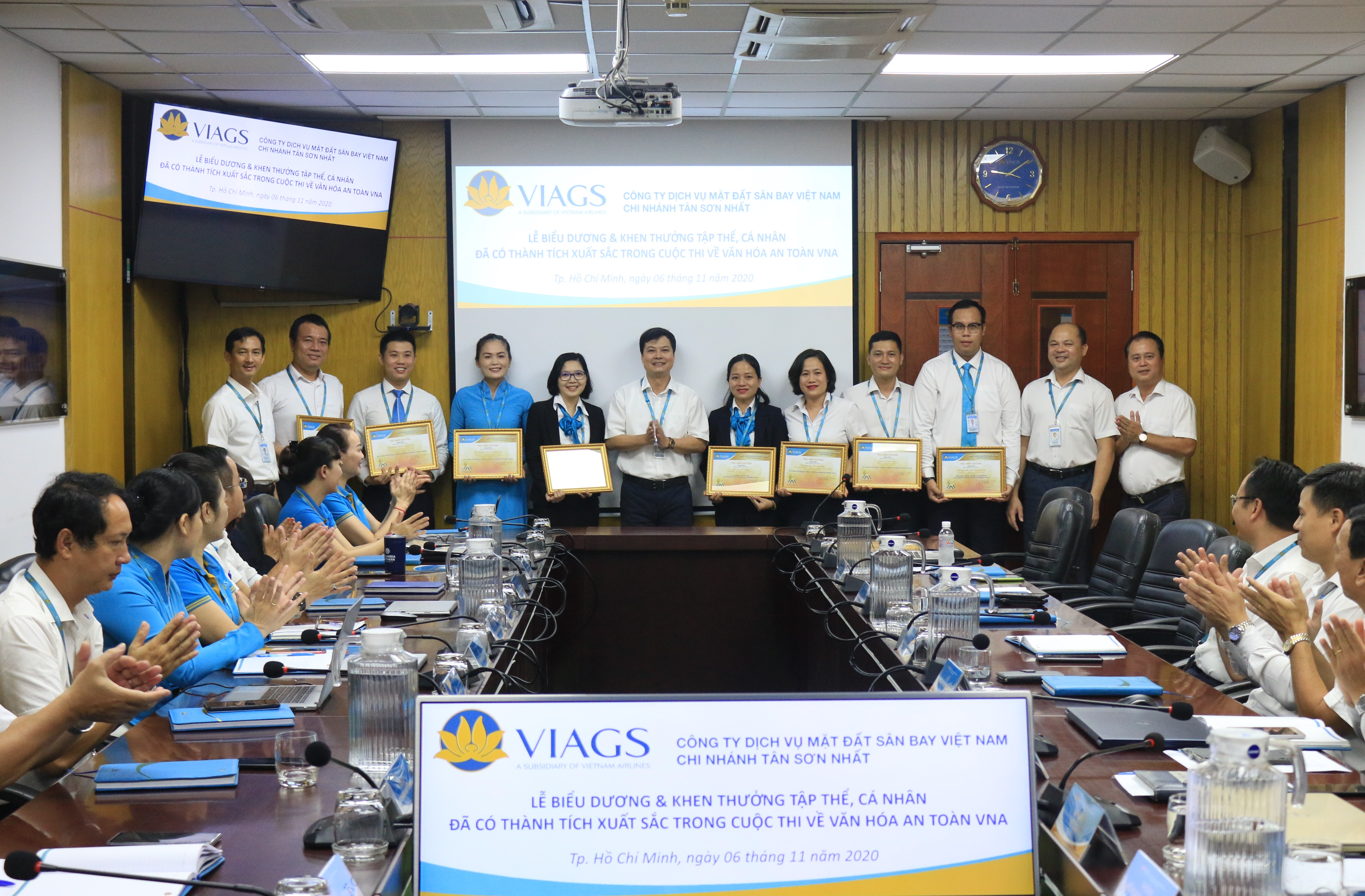 VIAGS TÂN SƠN NHẤT VINH DANH 1 TẬP THỂ VÀ 8 CÁ NHÂN CÓ THÀNH TÍCH XUẤT SẮC TRONG CUỘC THI VĂN HÓA AN TOÀN VIETNAM AIRLINES