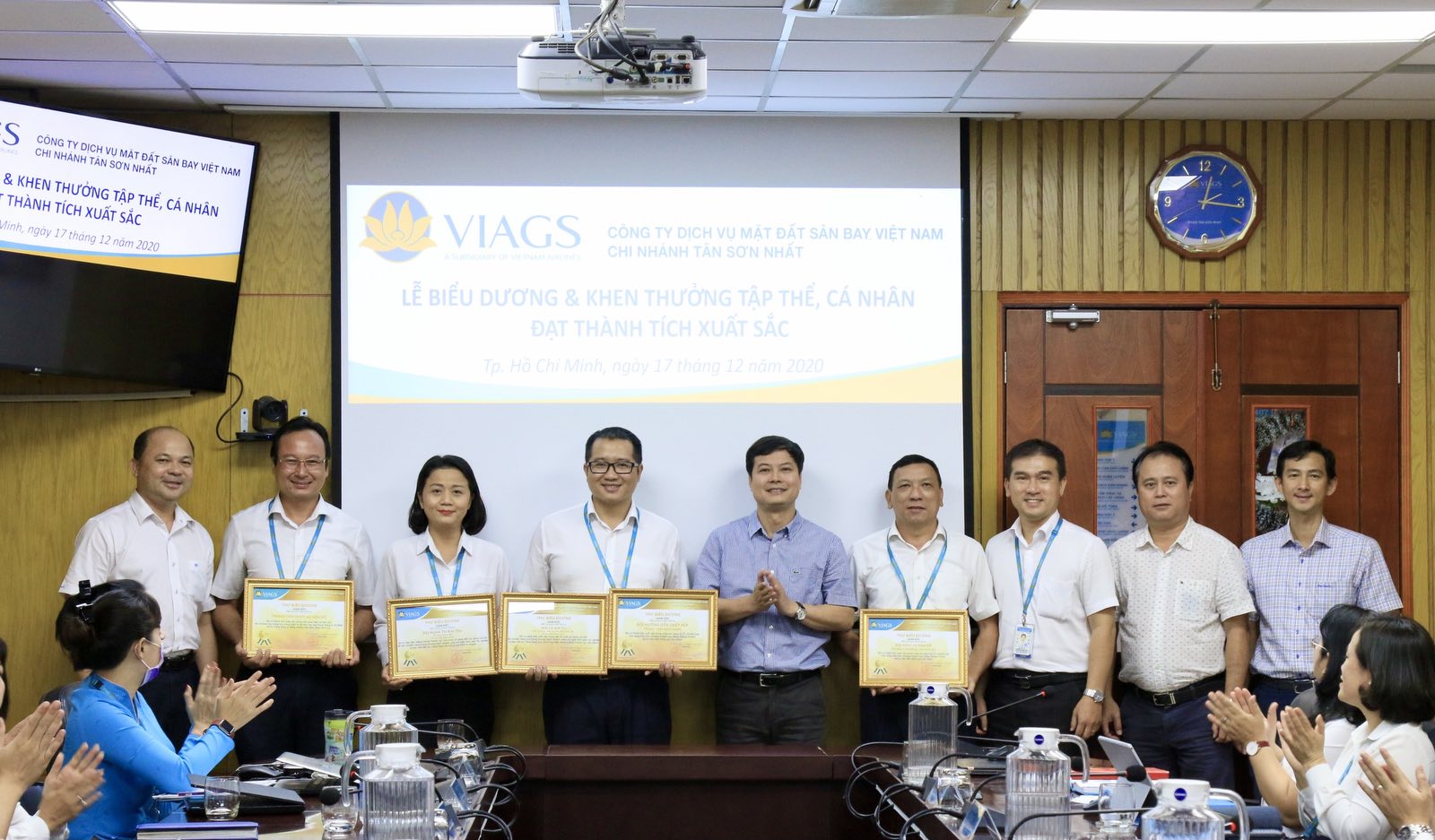 VIAGS TÂN SƠN NHẤT VINH DANH CÁC TẬP THỂ, CÁ NHÂN ĐẠT THÀNH TÍCH XUẤT SẮC TRONG CÔNG TÁC PHỤC VỤ BAY ĐƯỢC VIETNAM AIRLINES &amp; CATHAY PACIFIC KHEN THƯỞNG