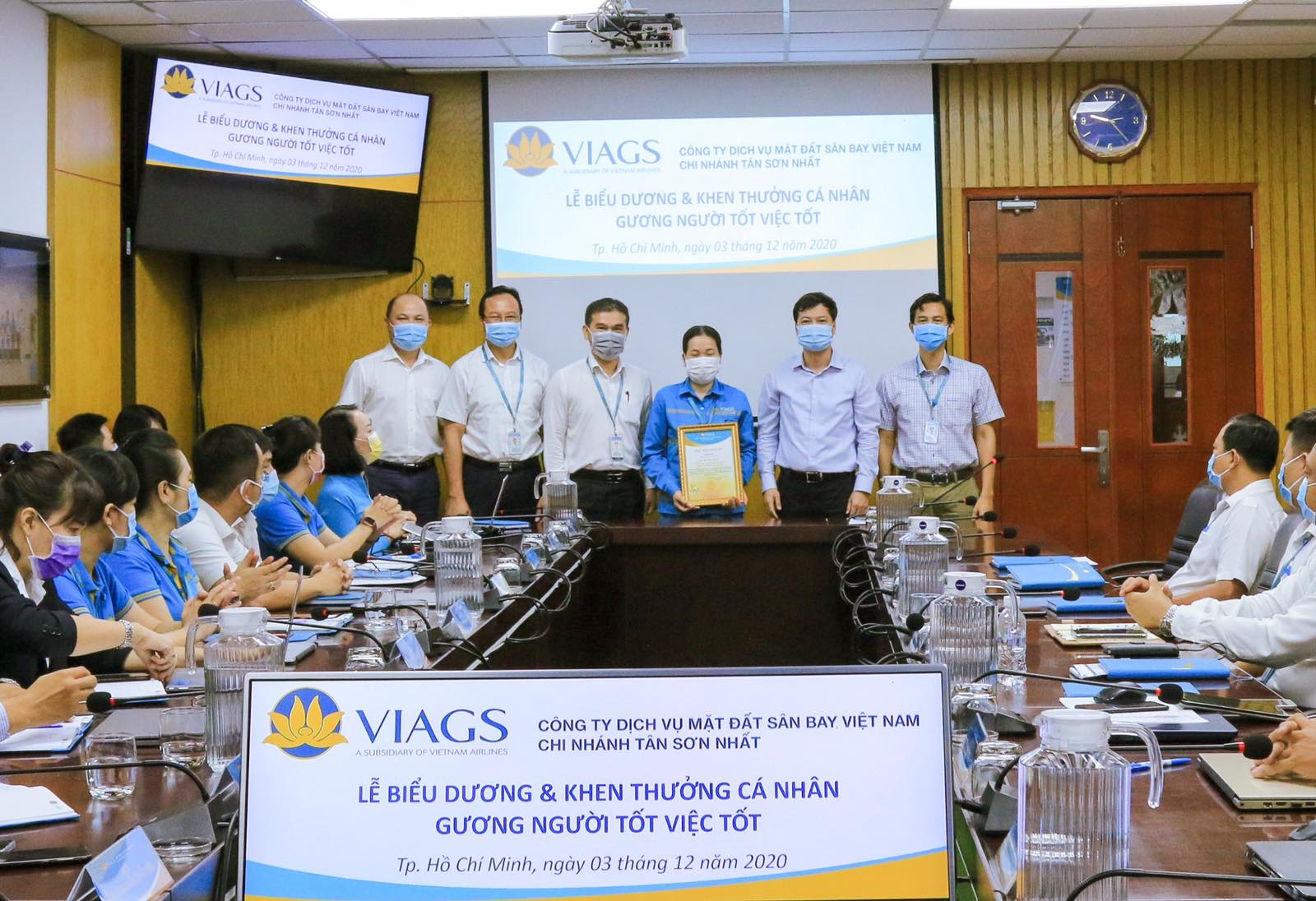 VIAGS TÂN SƠN NHẤT TUYÊN DƯƠNG, KHEN THƯỞNG GƯƠNG NGƯỜI TỐT VIỆC TỐT TRAO TRẢ TRÊN 43 TRIỆU ĐỒNG CHO HÀNH KHÁCH BỎ QUÊN TRÊN CHUYẾN BAY CỦA VIETNAM AIRLINES