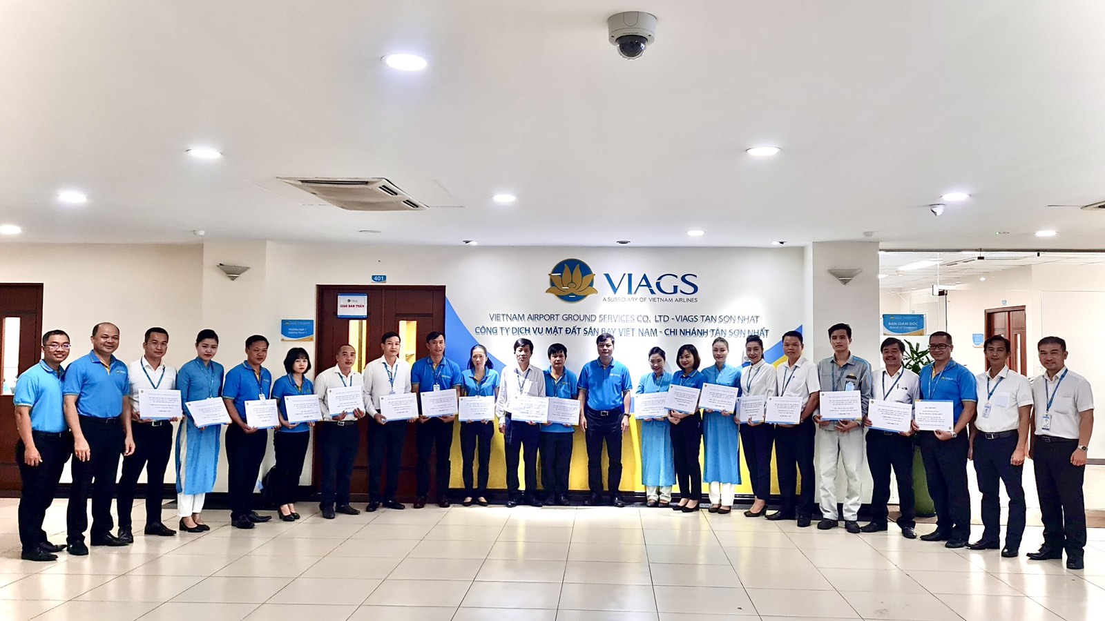 VIAGS TÂN SƠN NHẤT TRAO HỖ TRỢ CHO NGƯỜI LAO ĐỘNG CÓ THÂN NHÂN BỊ ẢNH HƯỞNG THIÊN TAI BÃO LŨ TẠI MIỀN TRUNG