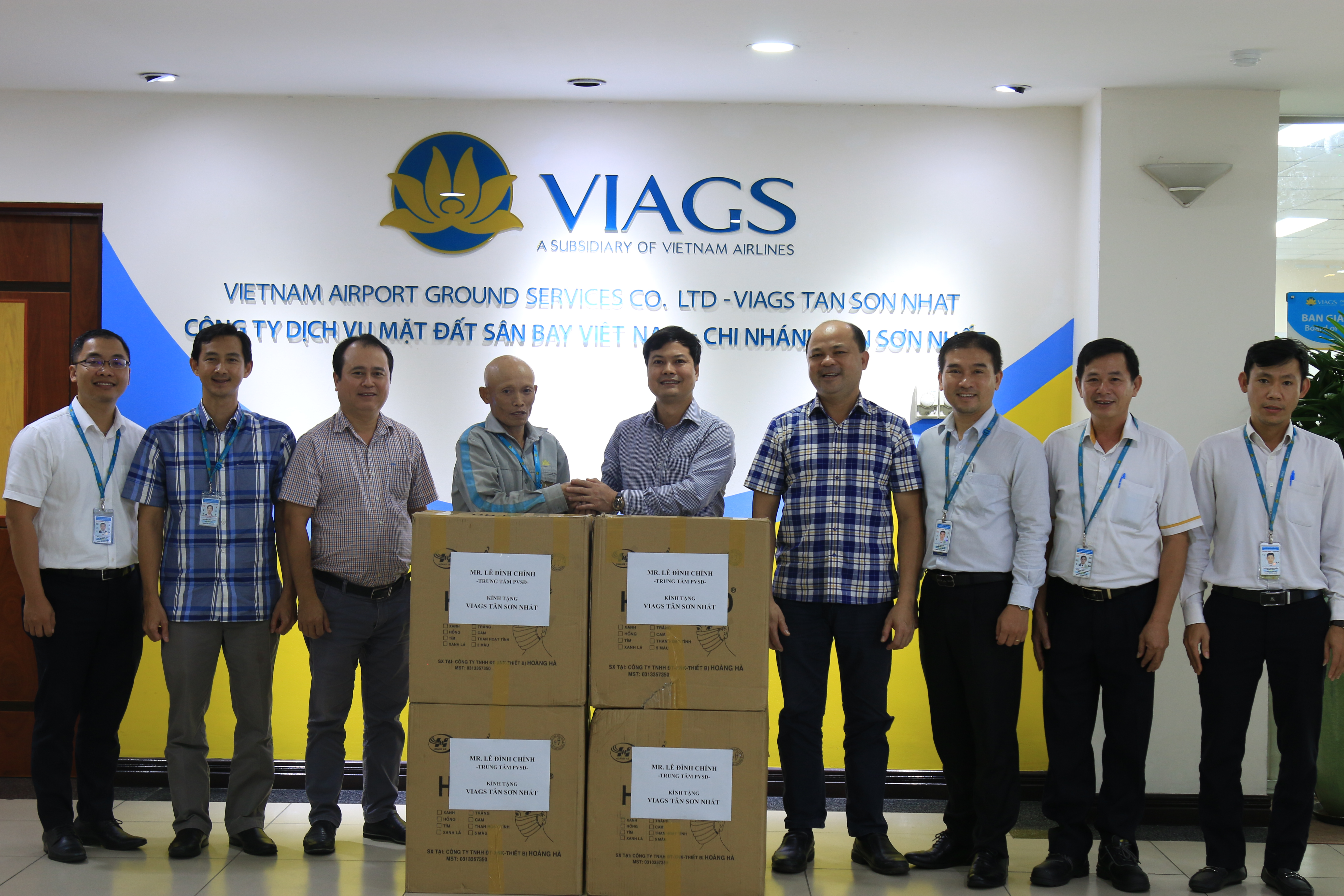 VIAGS TSN NHẬN 10.000 KHẨU TRANG Y TẾ TỪ ANH LÊ ĐÌNH CHÍNH - NHÂN VIÊN ĐỘI DVSĐ, TRUNG TÂM PVSĐ.