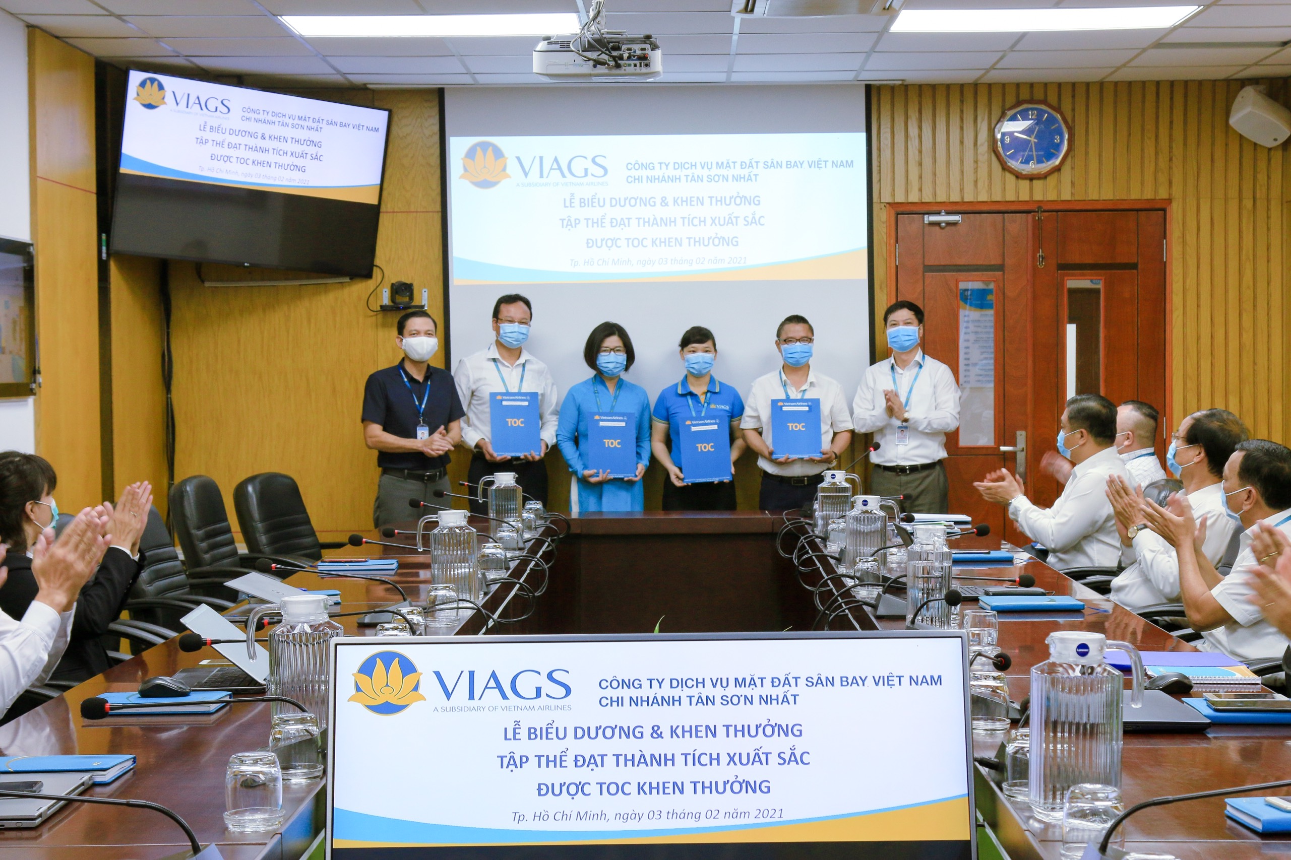 TRUNG TÂM KHAI THÁC TÂN SƠN NHẤT (TOC) - TỔNG CÔNG TY HÀNG KHÔNG VIỆT NAM TRAO KHEN THƯỞNG TẬP THỂ, CÁ NHÂN TRUNG TÂM PHỤC VỤ HÀNH KHÁCH VÀ TRUNG TÂM PHỤC VỤ SÂN ĐỖ - VIAGS TÂN SƠN NHẤT.