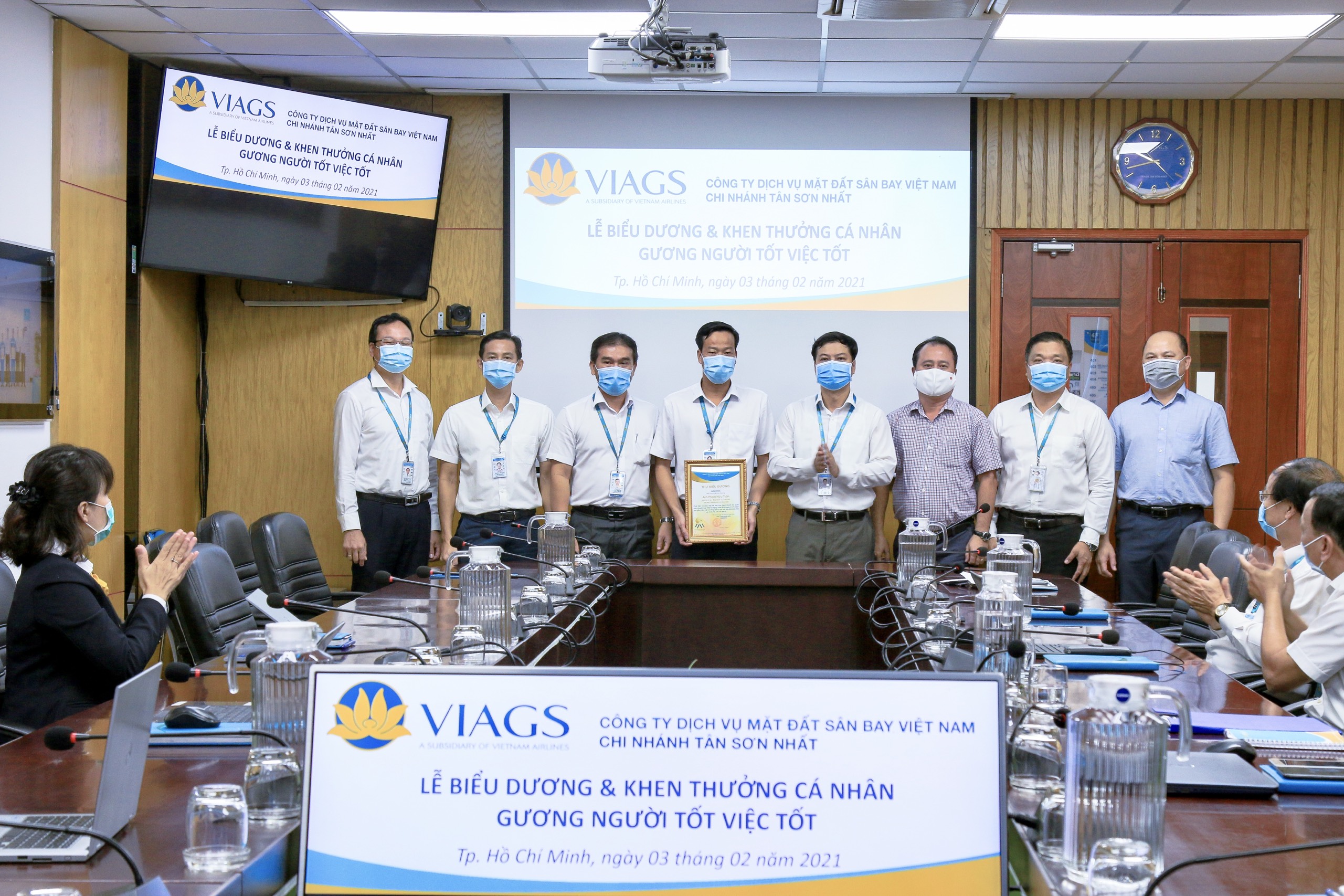 VIAGS TÂN SƠN NHẤT TUYÊN DƯƠNG, KHEN THƯỞNG GƯƠNG NGƯỜI TỐT VIỆC TỐT TRAO TRẢ TRÊN 259 TRIỆU ĐỒNG VÀ NHIỀU TÀI SẢN CÓ GIÁ TRỊ CHO HÀNH KHÁCH BỎ QUÊN TRÊN CHUYẾN BAY CỦA VIETNAM AIRLINES