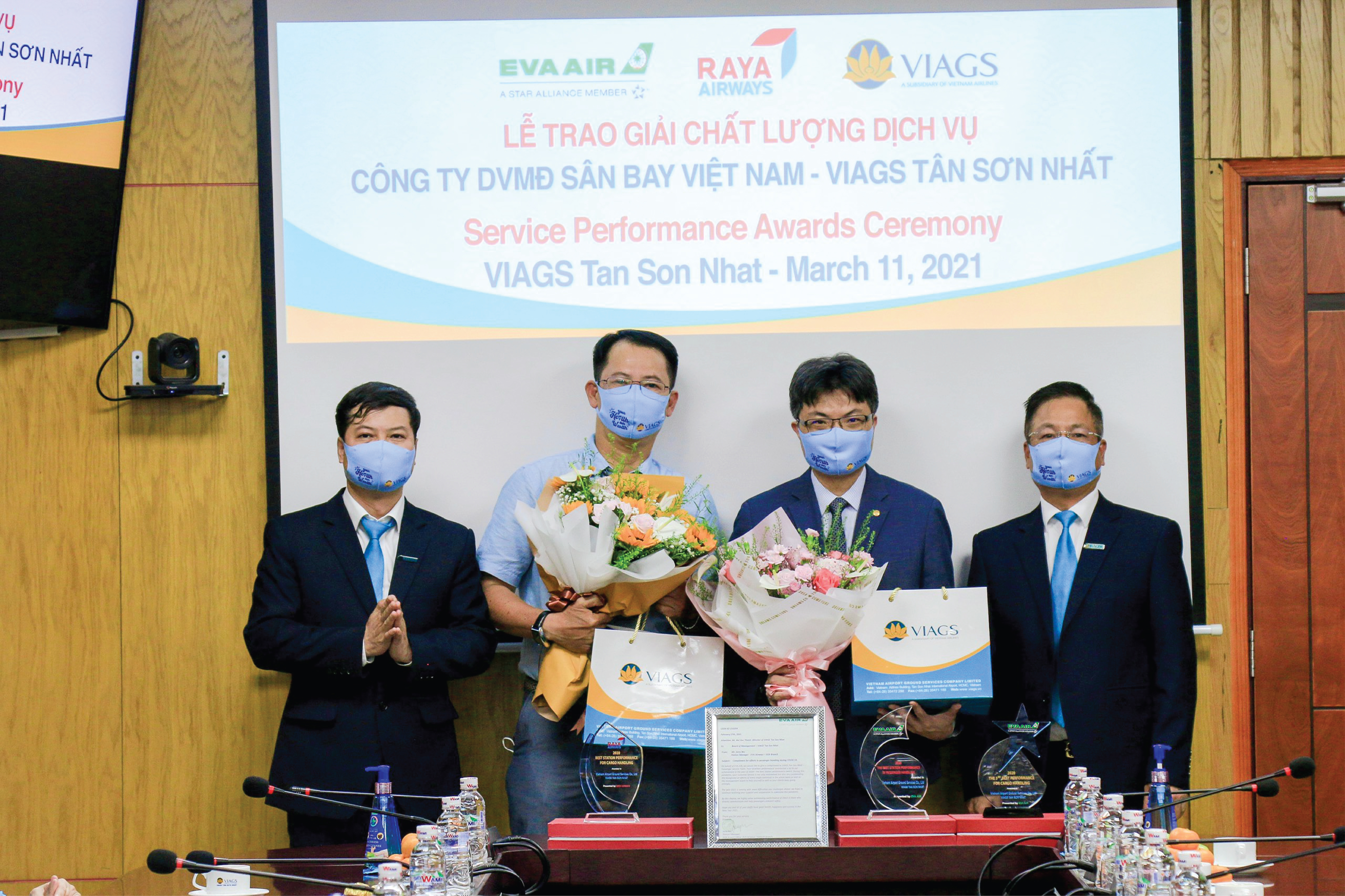 VIAGS TÂN SƠN NHẤT VINH DỰ ĐÓN NHẬN 03 GIẢI THƯỞNG CHẤT LƯỢNG DỊCH VỤ CỦA HÃNG HÀNG KHÔNG 5 SAO EVA AIR VÀ HÃNG HÀNG KHÔNG CHỞ HÀNG HÀNG ĐẦU MALAYSIA RAYA AIRWAYS.