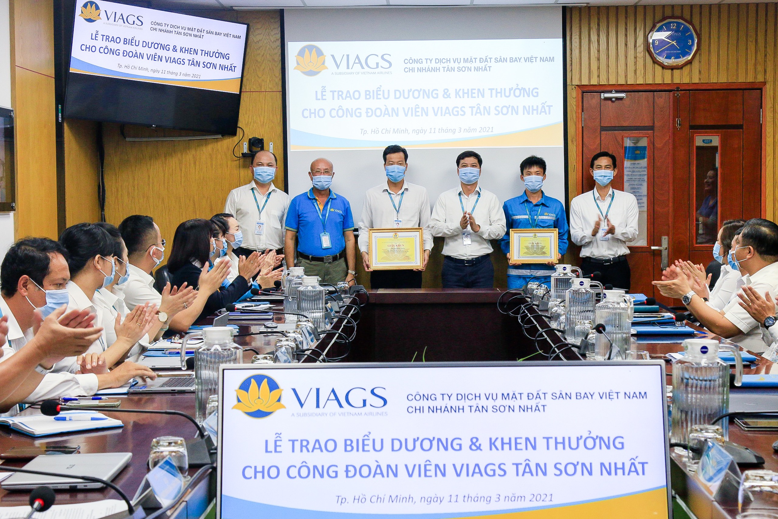 VIAGS TÂN SƠN NHẤT TỔ CHỨC LỄ BIỂU DƯƠNG KHEN THƯỞNG HAI GƯƠNG NGƯỜI TỐT VIỆC TỐT ĐẶC BIỆT XUẤT SẮC TRẢ LẠI TÀI SẢN KHÁCH ĐỂ QUÊN TRÊN CHUYẾN BAY VỚI GIÁ TRỊ HƠN 600 TRIỆU ĐỒNG.