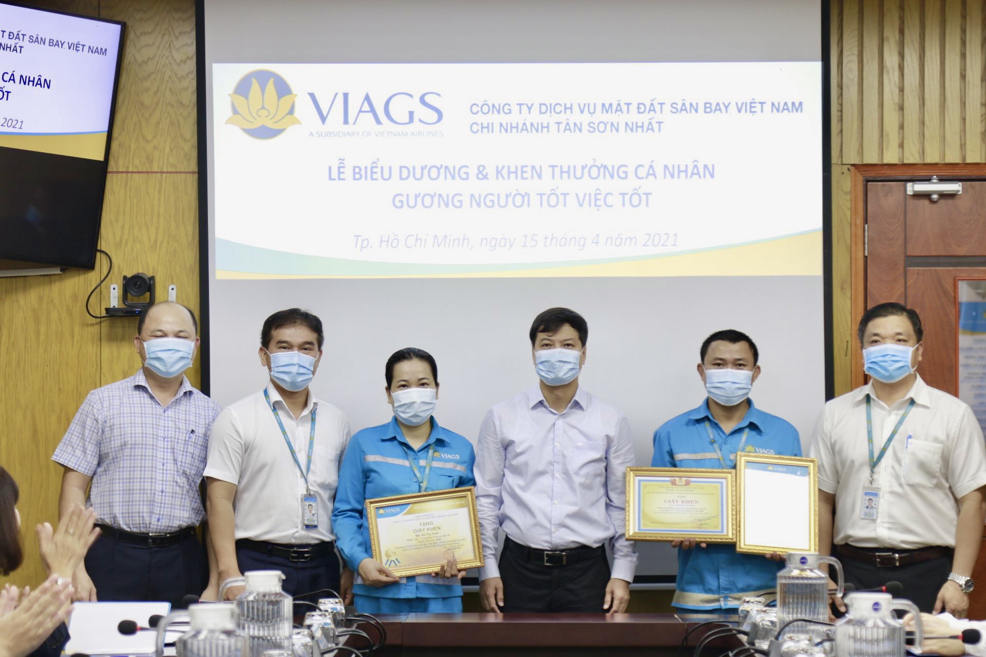 VIAGS TÂN SƠN NHẤT TỔ CHỨC BIỂU DƯƠNG KHEN THƯỞNG 02 GƯƠNG NGƯỜI TỐT VIỆC TỐT ĐÃ PHÁT HIỆN VÀ GIAO NỘP TÀI SẢN CÓ GIÁ TRỊ LỚN CỦA HÀNH KHÁCH BỎ QUÊN TRÊN MÁY BAY.