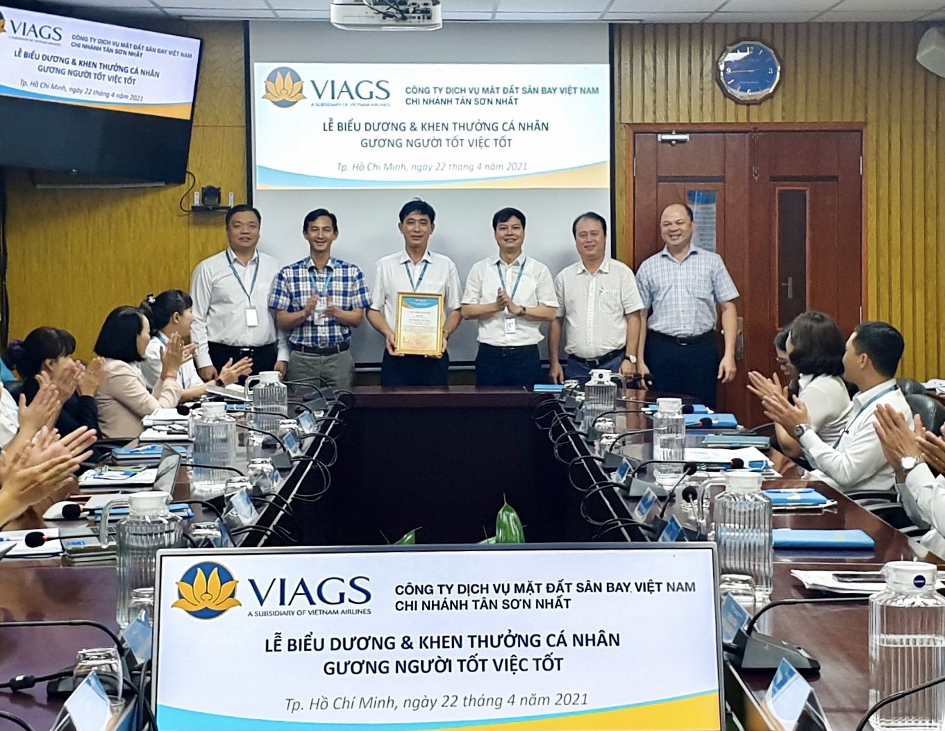 VIAGS TSN TỔ CHỨC LỄ BIỂU DƯƠNG KHEN THƯỞNG GƯƠNG NGƯỜI TỐT VIỆC TỐT ĐÃ PHÁT HIỆN VÀ GIAO NỘP 60.448.000 VNĐ CÙNG NHIỀU TÀI SẢN GIÁ TRỊ CỦA HÀNH KHÁCH BỎ QUÊN TRÊN CHUYẾN BAY VN117 CHẶNG DAD-SGN NGÀY 17/4/2021 VÀ VN1415 CHẶNG BMV-SGN NGÀY 18/4/2021