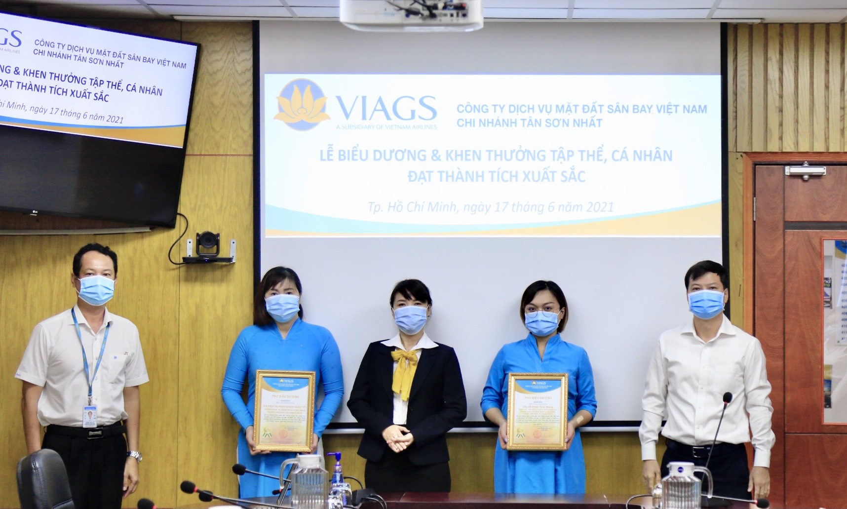 VIAGS TSN TỔ CHỨC LỄ BIỂU DƯƠNG KHEN THƯỞNG CÁC TẬP THỂ, CÁ NHÂN ĐẠT THÀNH TÍCH XUẤT SẮC TRONG CÔNG TÁC PHỤC VỤ VÀ ĐẠT 4 GIẢI SÁNG KIẾN CỦA TCTY HKVN