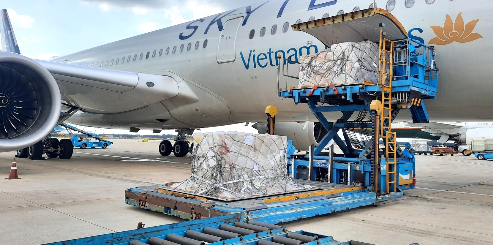 VNA vận chuyển bộ xét nghiệm nhanh Covid-19 do Đức trao tặng