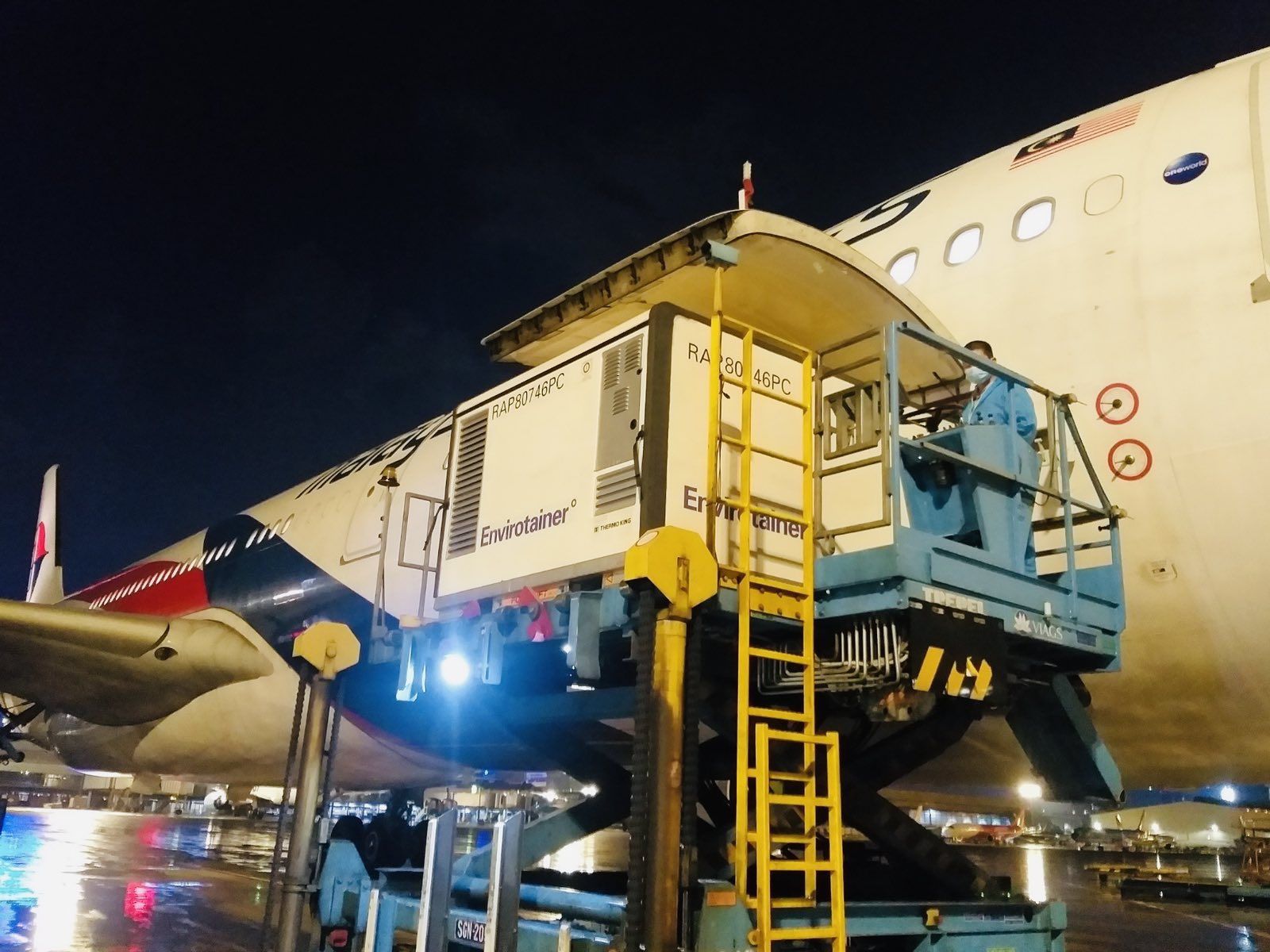 VIAGS TSN PHỤC VỤ THÀNH CÔNG CHUYẾN BAY CỦA HÃNG MALAYSIA AIRLINES CHUYÊN CHỞ 06 THÙNG RAP CHỨA THUỐC ĐIỀU TRỊ COVID-19 TỪ MALAYSIA VỀ VIỆT NAM