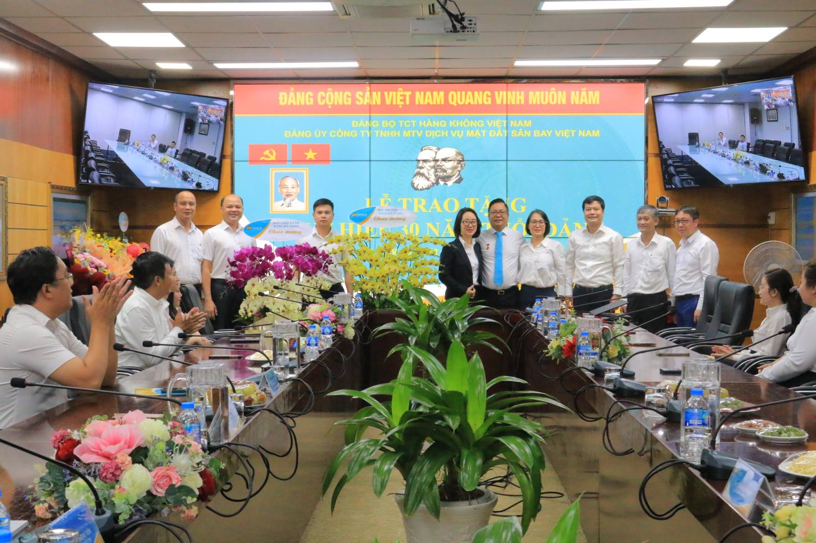 LỄ TRAO HUY HIỆU 30 NĂM TUỔI ĐẢNG CHO ĐỒNG CHÍ LÊ CAO THẾ - BÍ THƯ ĐẢNG ỦY, TỔNG GIÁM ĐỐC VIAGS
