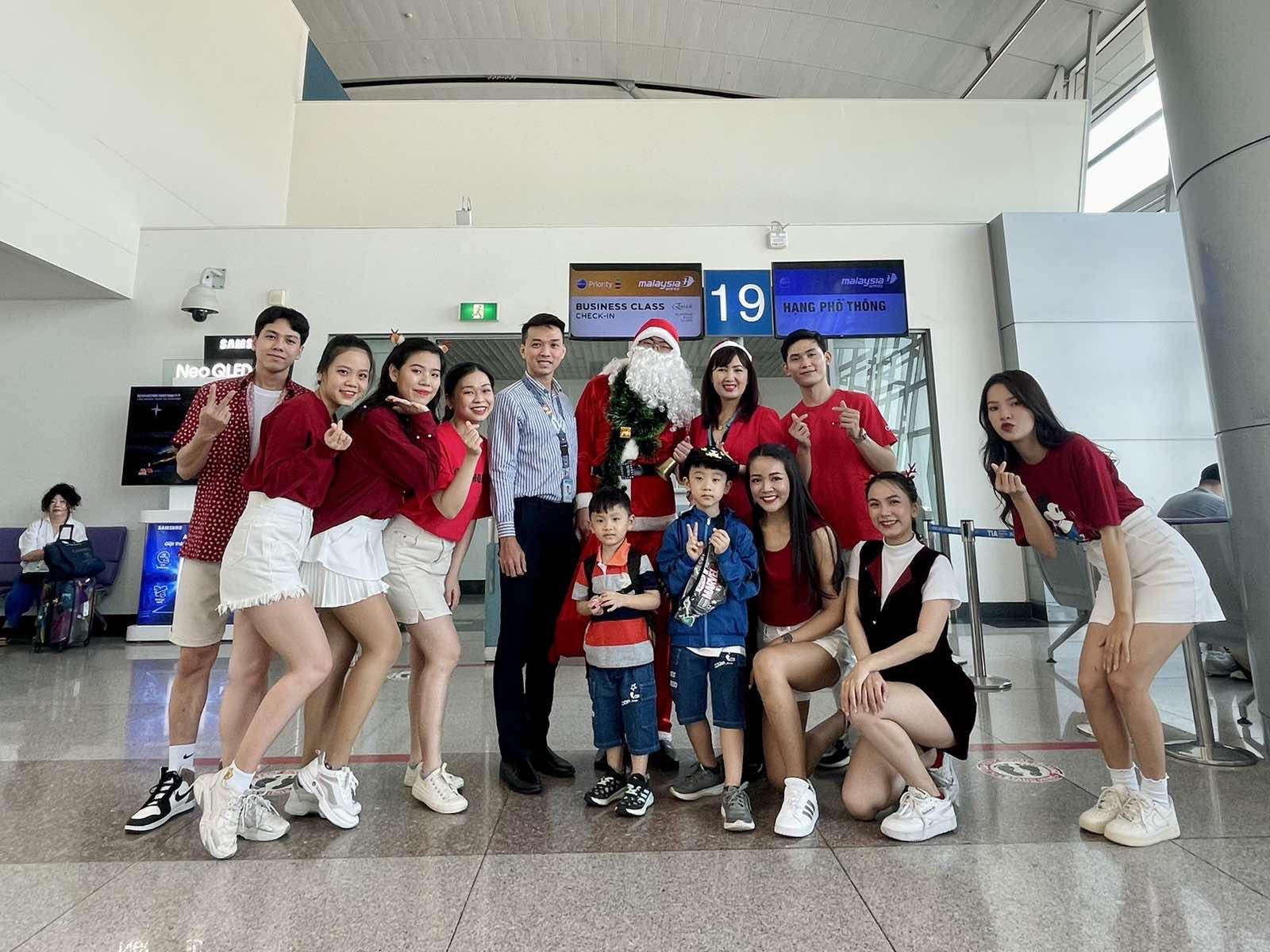 TT PVHK VIAGS TÂN SƠN NHẤT TỔ CHỨC BIỂU DIỄN FLASHMOB MỪNG GIÁNG SINH TẠI CỬA KHỞI HÀNH