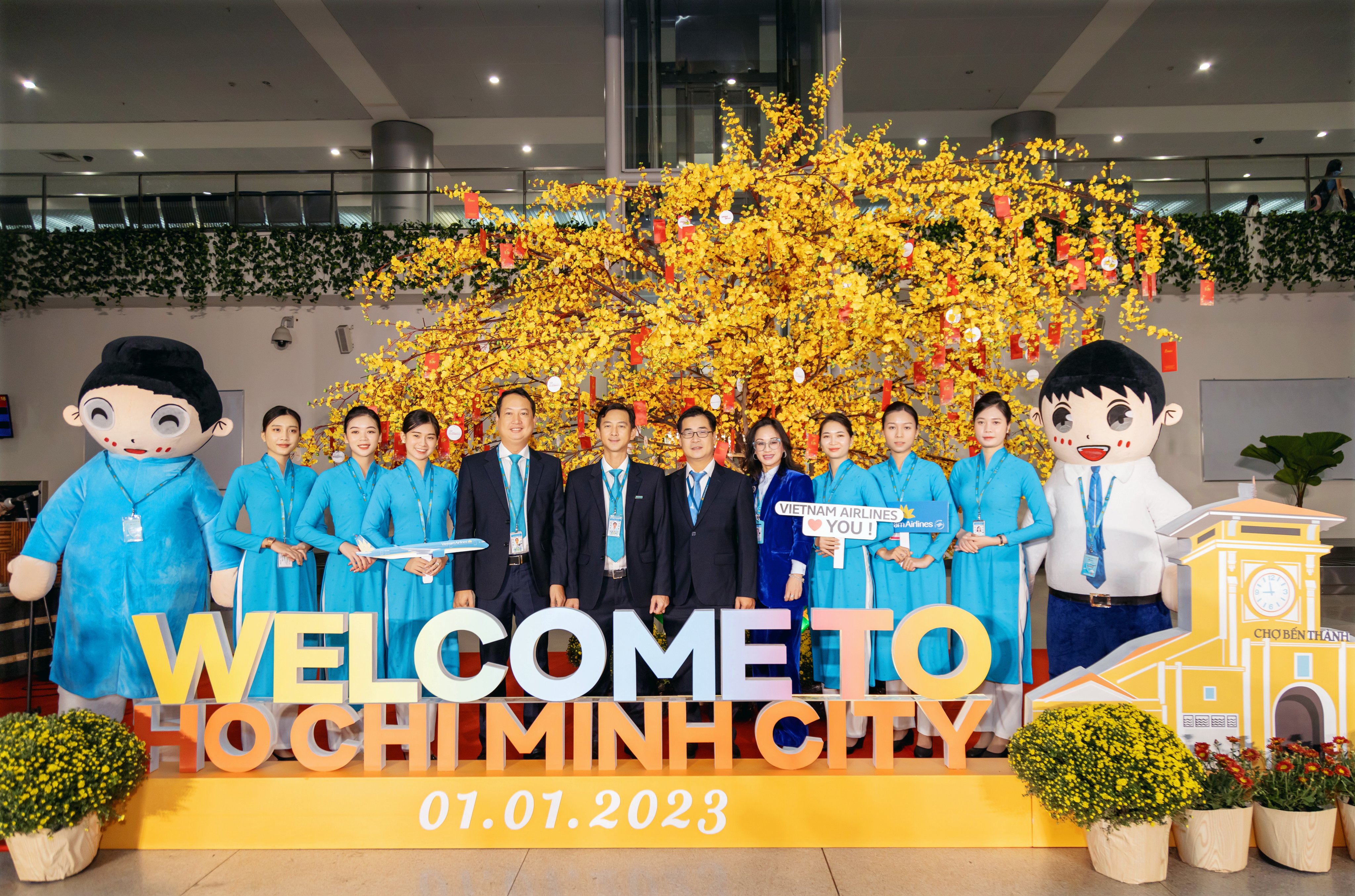 VIAGS CONSCIENTIOUSLY WELCOMED THE FIRST PASSENGERS TO HO CHI MINH CITY AND DA NANG CITY IN 2023