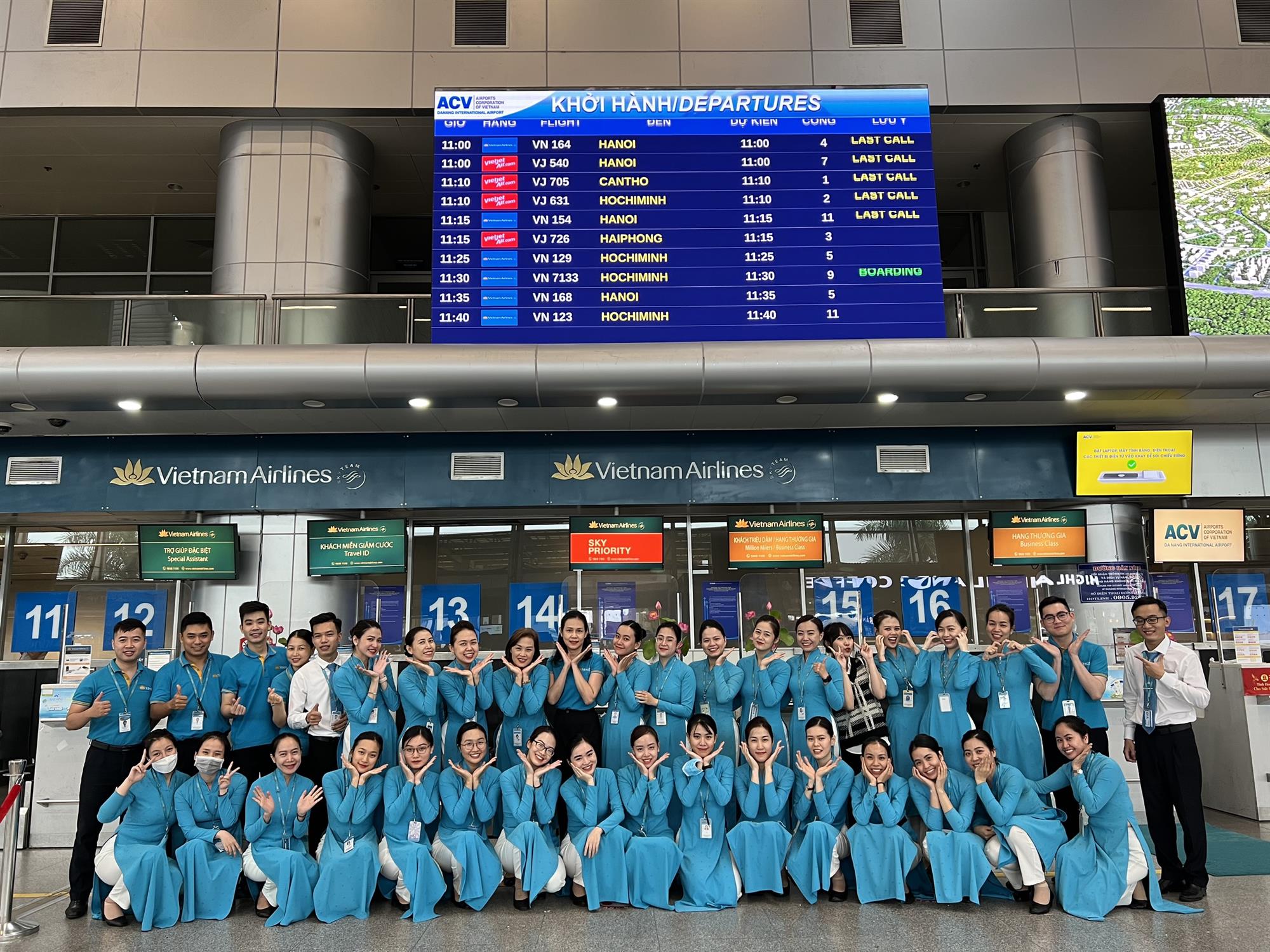 TẾT 2023 - HÁO HỨC ĐƯỢC KHOÁC LÊN MÌNH TÀ ÁO DÀI TRUYỀN THỐNG TRÀN ĐẦY SẮC XUÂN