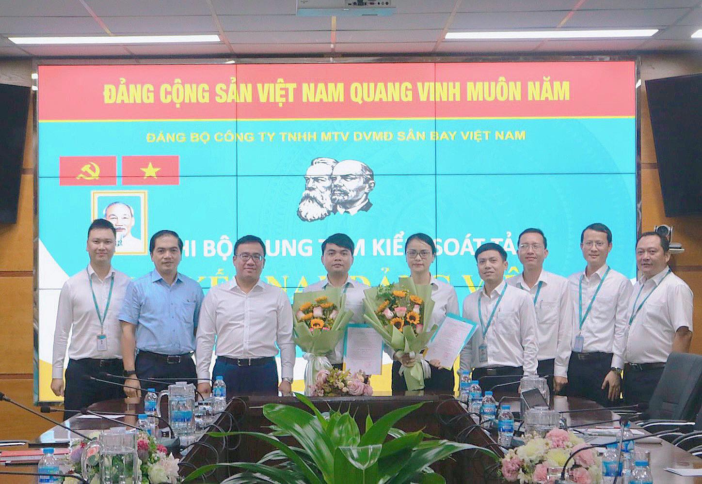 CHI BỘ TRUNG TÂM KIỂM SOÁT TẢI TỔ CHỨC LỄ KẾT NẠP 02 ĐẢNG VIÊN MỚI