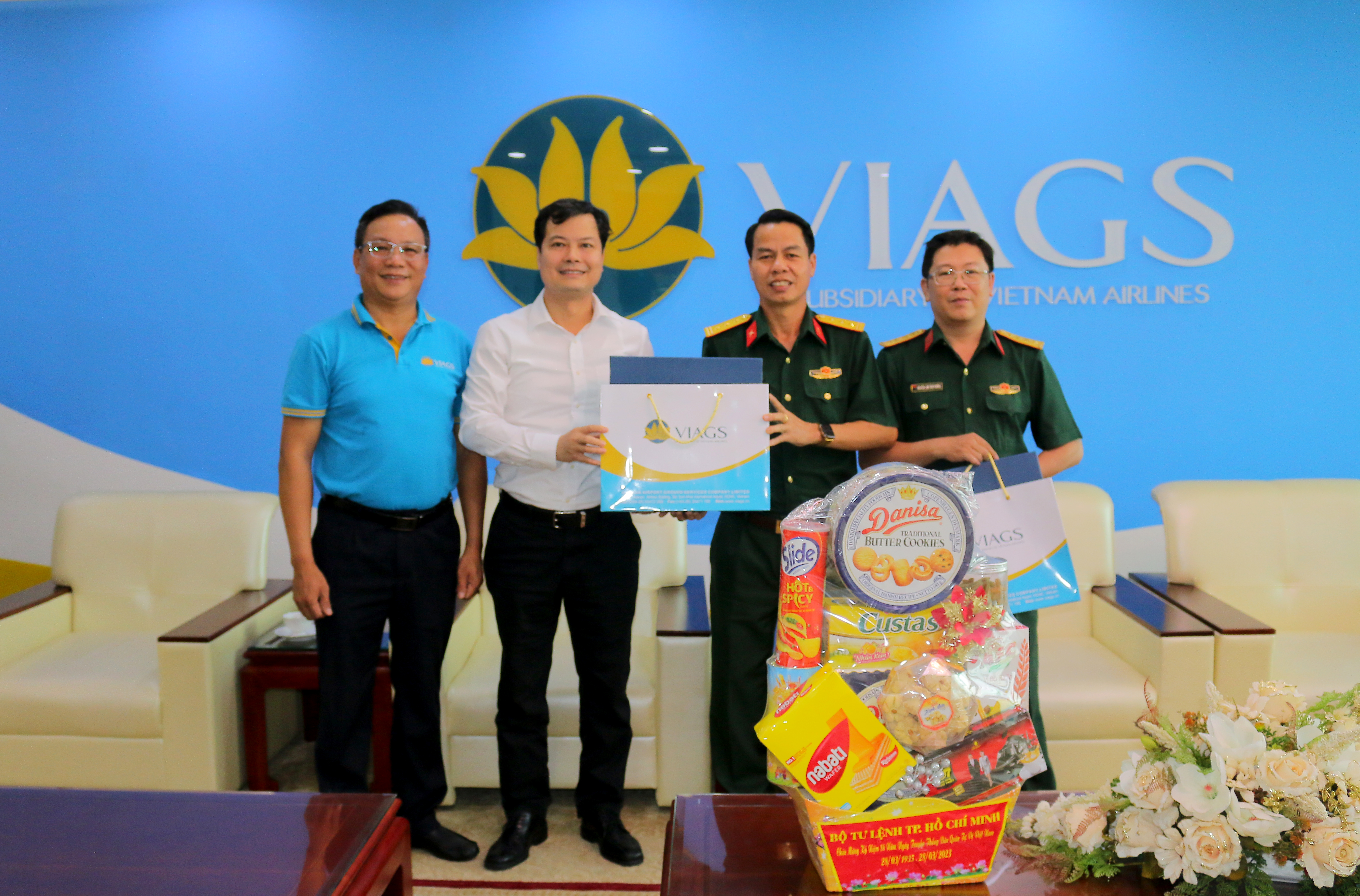 ĐOÀN CÔNG TÁC BỘ TƯ LỆNH TP. HCM CHÚC MỪNG VIAGS NHÂN NGÀY TRUYỀN THỐNG DÂN QUÂN TỰ VỆ VIỆT NAM 28/3