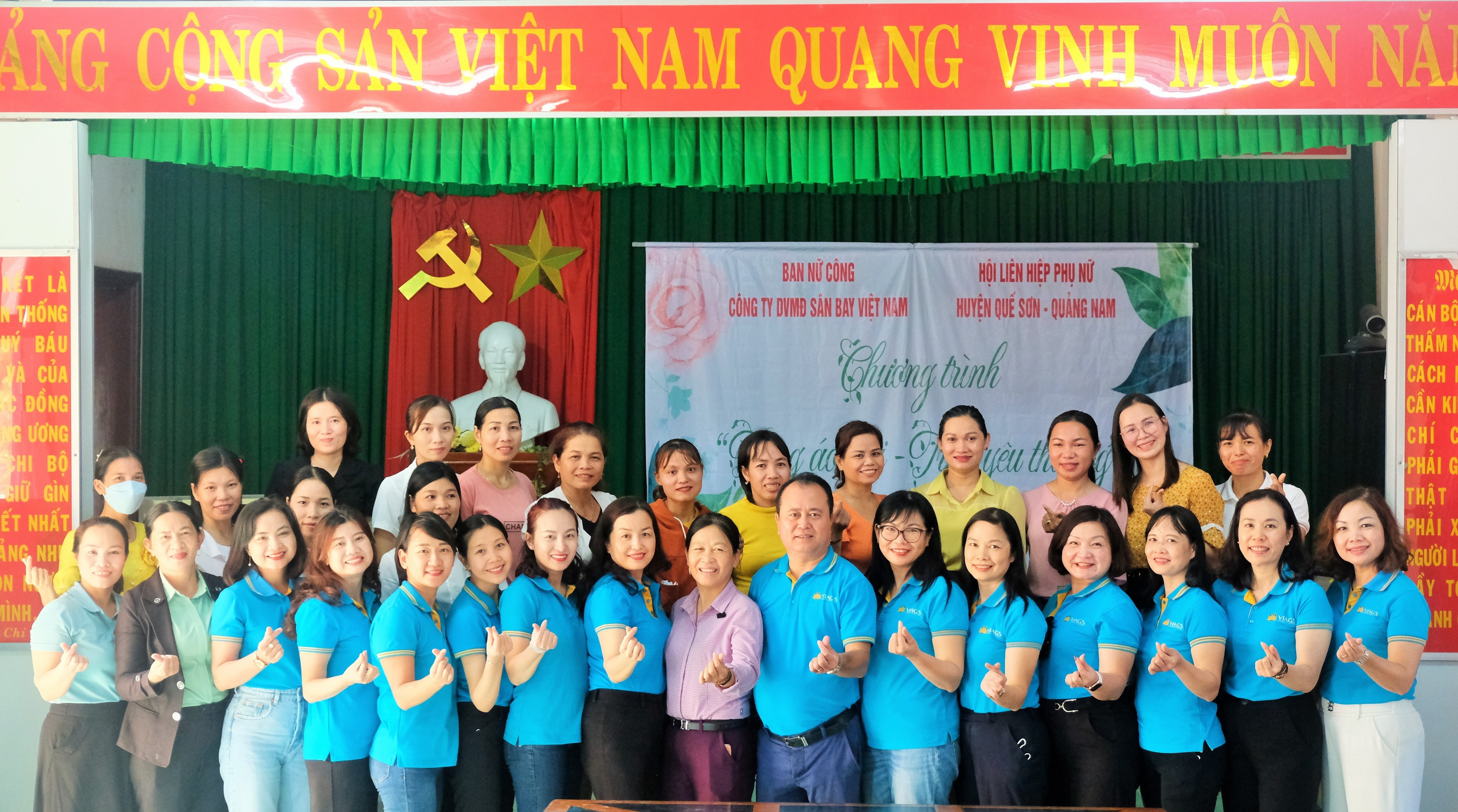 BAN NỮ CÔNG VIAGS TRAO TẶNG ÁO DÀI CHO PHỤ NỮ CÓ HOÀN CẢNH KHÓ KHĂN TẠI HUYỆN QUẾ SƠN, QUẢNG NAM