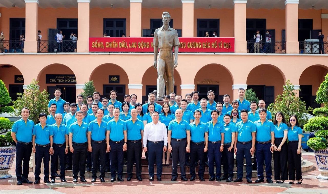 LỄ KẾT NẠP ĐẢNG CHO CÁC QUẦN CHÚNG ƯU TÚ VÀ LỄ TRAO TẶNG HUY HIỆU 30 NĂM TUỔI ĐẢNG