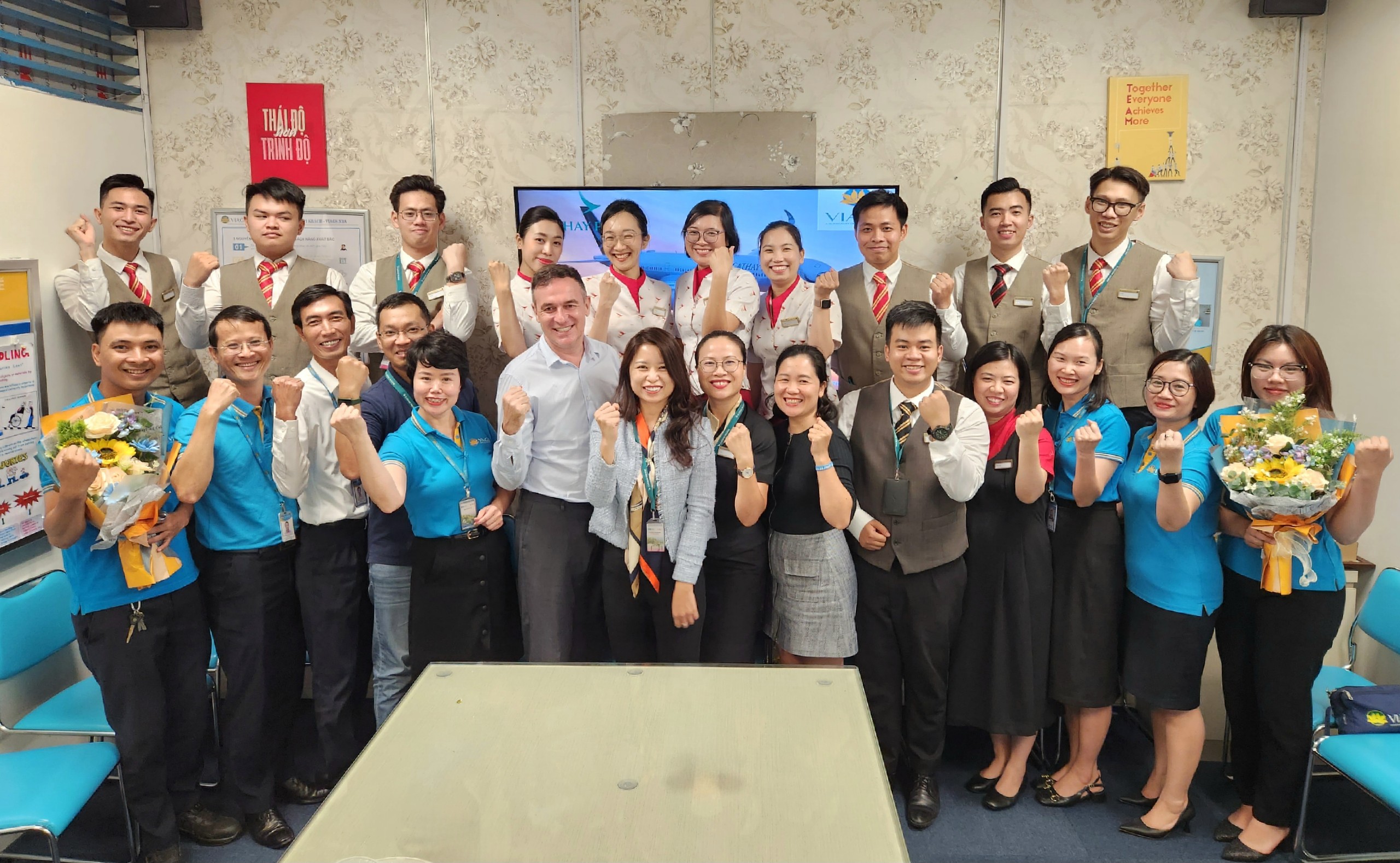 CATHAY PACIFIC TRAO DANH HIỆU STAFF OF THE MONTH THÁNG 9, 10/2023 CHO NHÂN VIÊN VIAGS TẠI NỘI BÀI