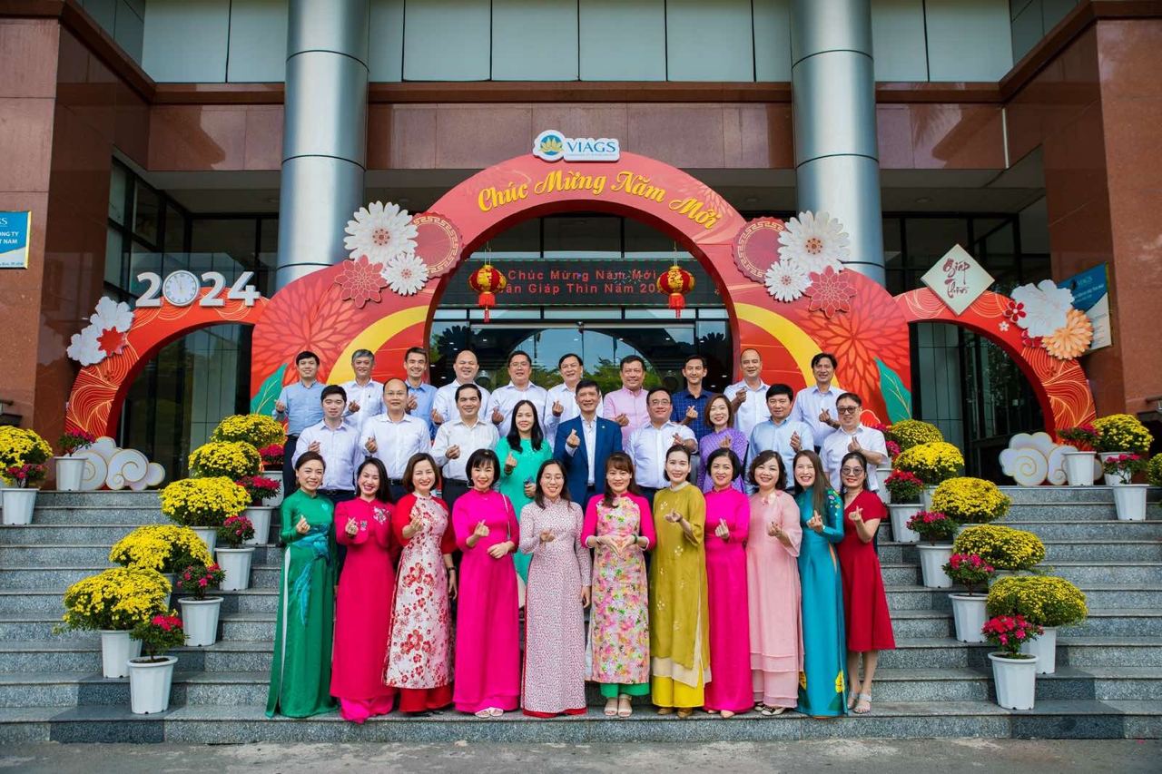 BLĐ CÔNG TY CHÚC TẾT VÀ LÌ XÌ CBNV VIAGS KHU VỰC TÂN SƠN NHẤT