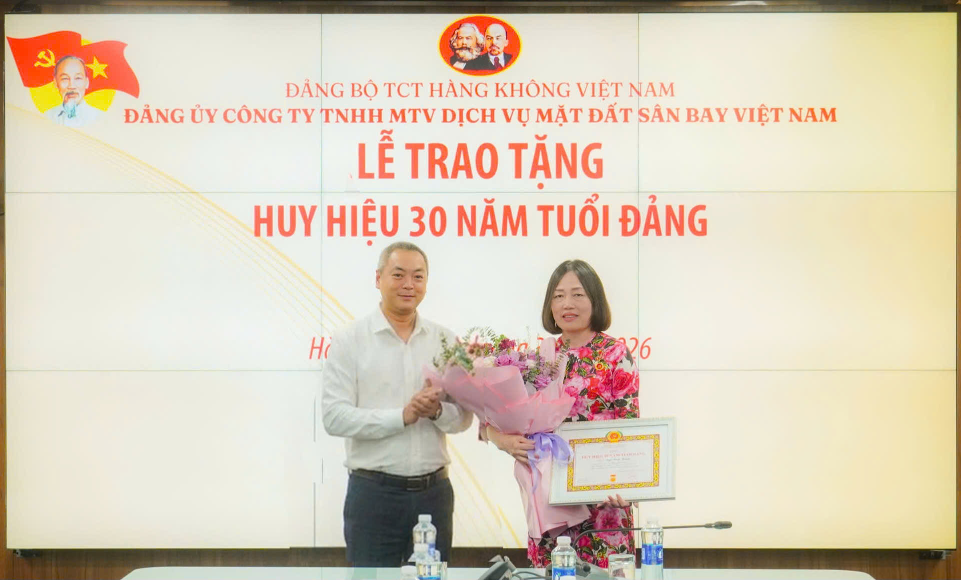 LỄ TRAO TẶNG HUY HIỆU 30 NĂM TUỔI ĐẢNG TẠI CHI BỘ TRUNG TÂM ĐÀO TẠO VIAGS