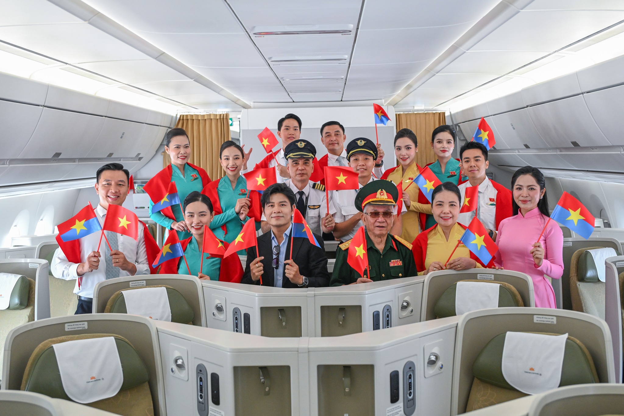 VIETNAM AIRLINES TỔ CHỨC CHUYẾN BAY ĐẶC BIỆT KỈ NIỆM 51 NĂM NGÀY GIẢI PHÓNG MIỀN NAM