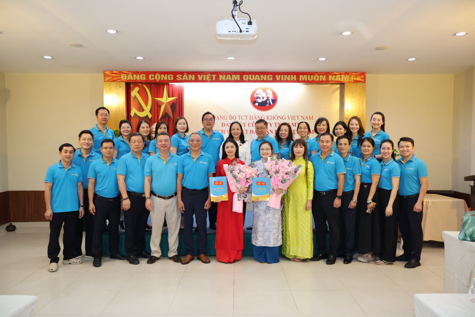 CHI BỘ VPCT VÀ CHI BỘ PHÒNG TCNL TỔ CHỨC LỄ KẾT NẠP ĐẢNG VIÊN MỚI