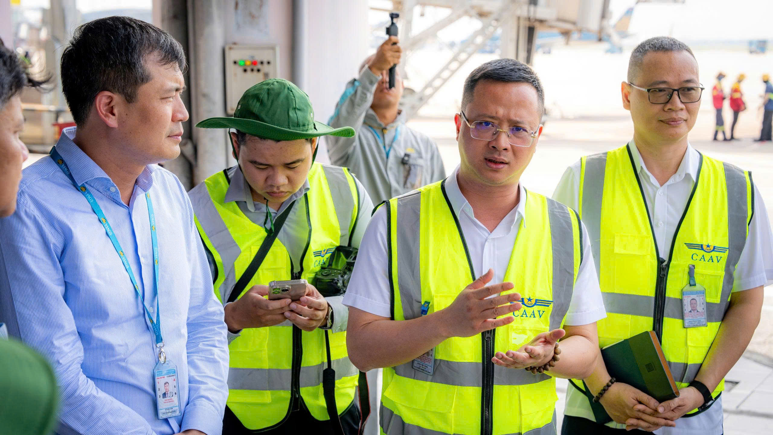 CỤC TRƯỞNG CỤC HÀNG KHÔNG KIỂM TRA HOẠT ĐỘNG KHAI THÁC VÀ THĂM HỎI, ĐỘNG VIÊN CBNV VIAGS NỘI BÀI!